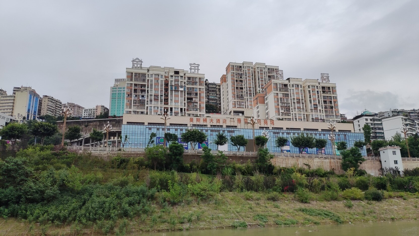 在船上拍的正對面