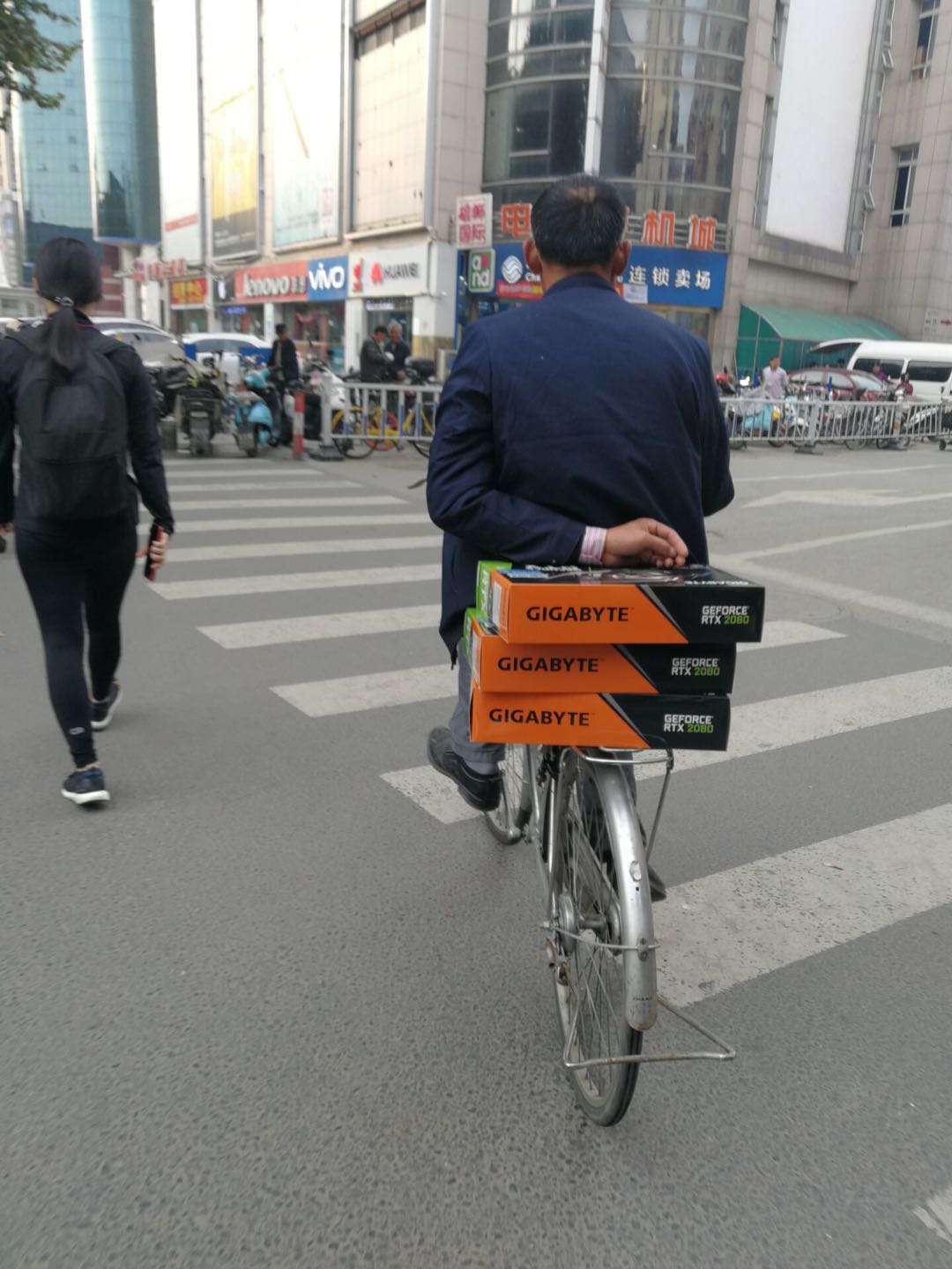 遇到喜欢的东西,就把它买下来。钱并不是真的花掉了,只是换一种方式,陪伴在你的身边。