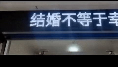 结婚不等于幸福,单身也不意味着不幸福,我们出生就一个人,最后也不可能同时离去,爱情是精神的奢侈品,没有也行。