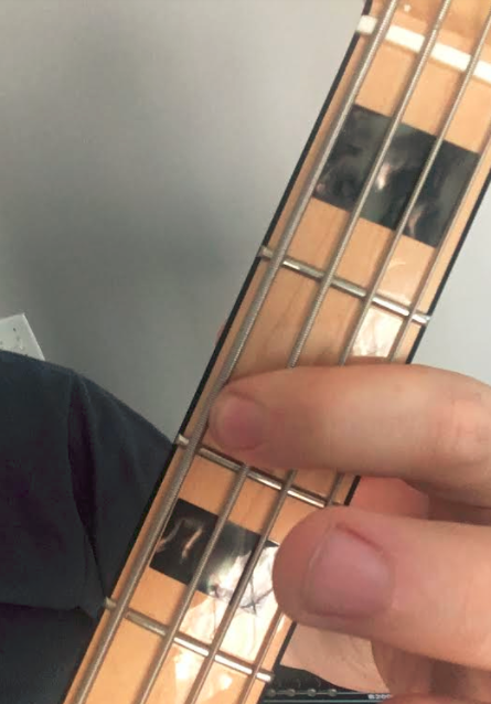 左手按弦指指尖觸碰低音側弦