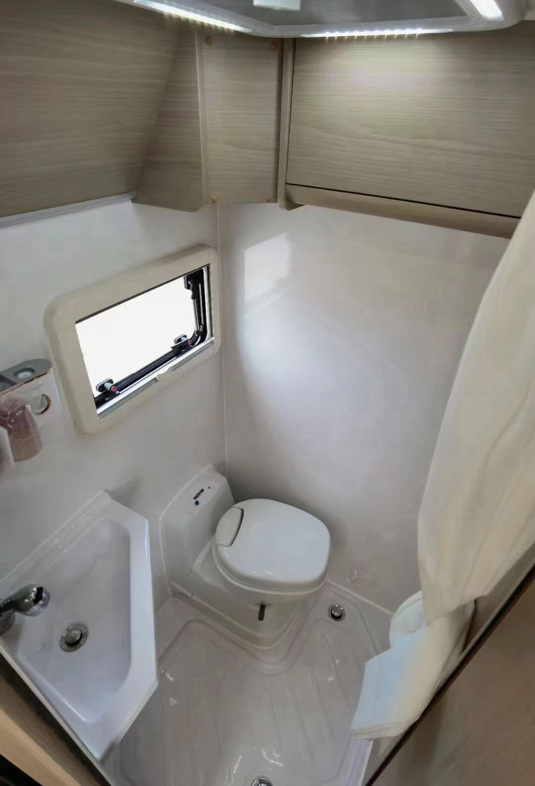 Blue Whale Tourist RV - Image 8