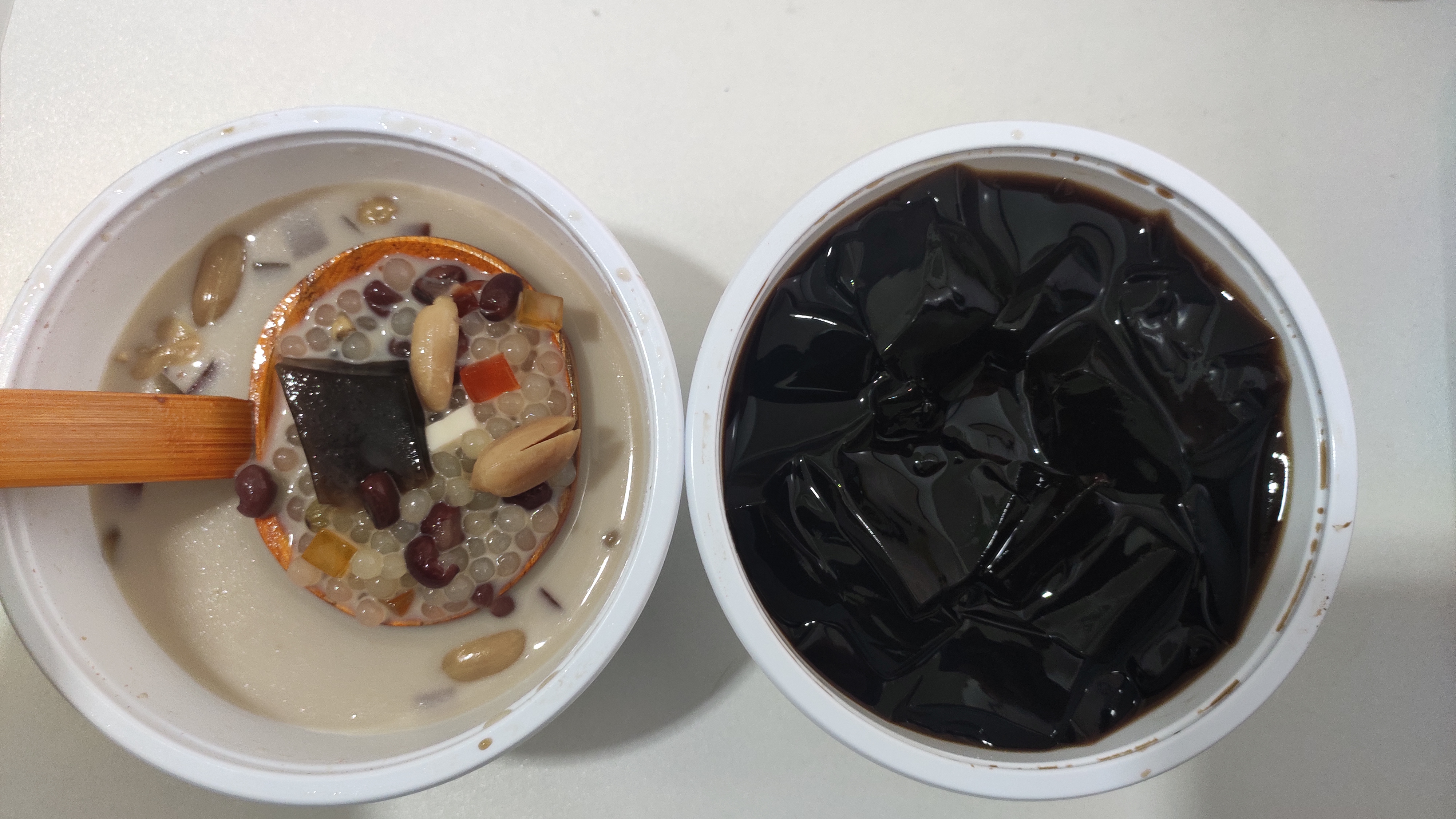 左边的是台湾烧仙草，右边的是龟苓膏