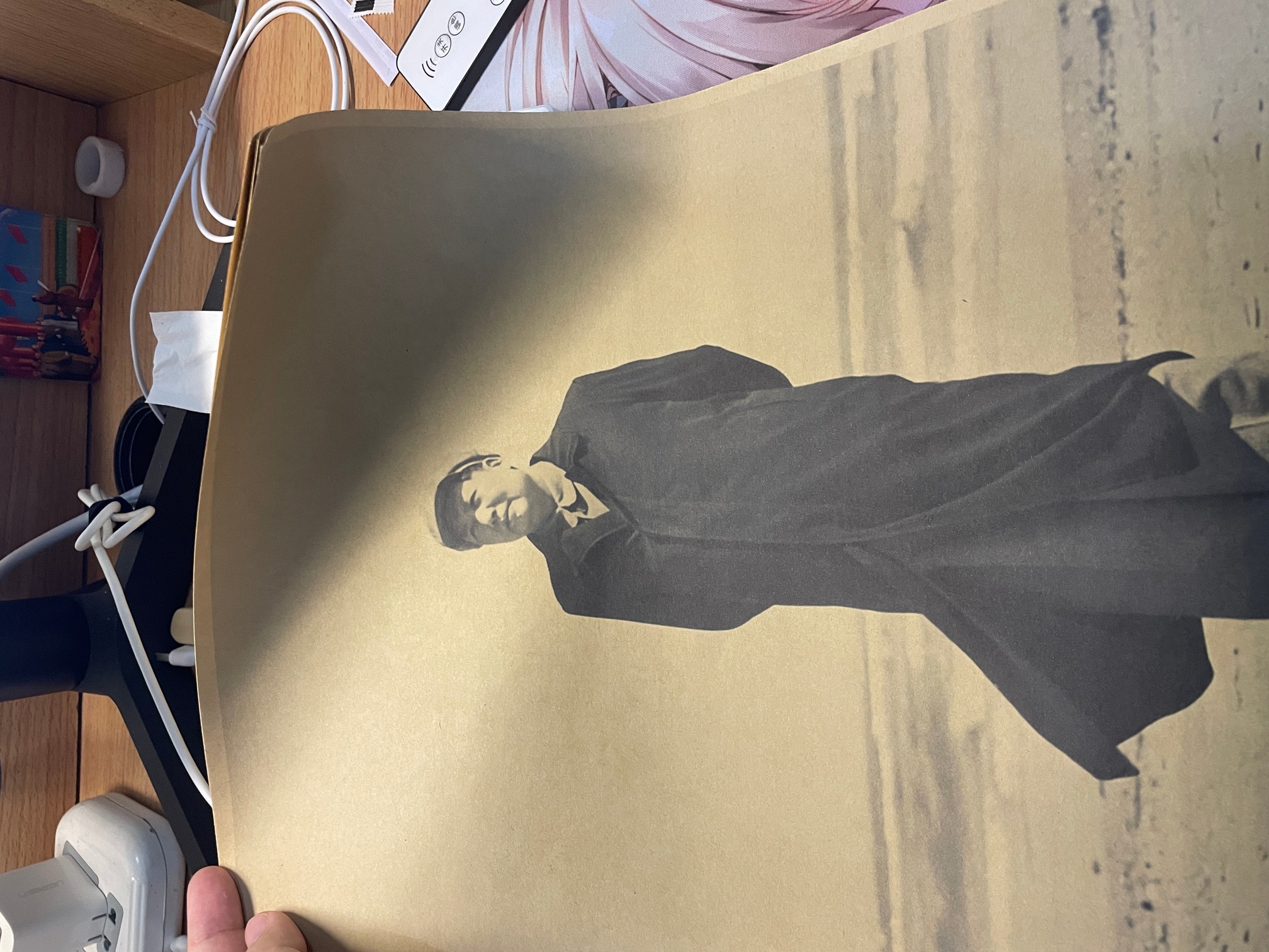 凭栏静听潇潇雨，故国人民有所思。