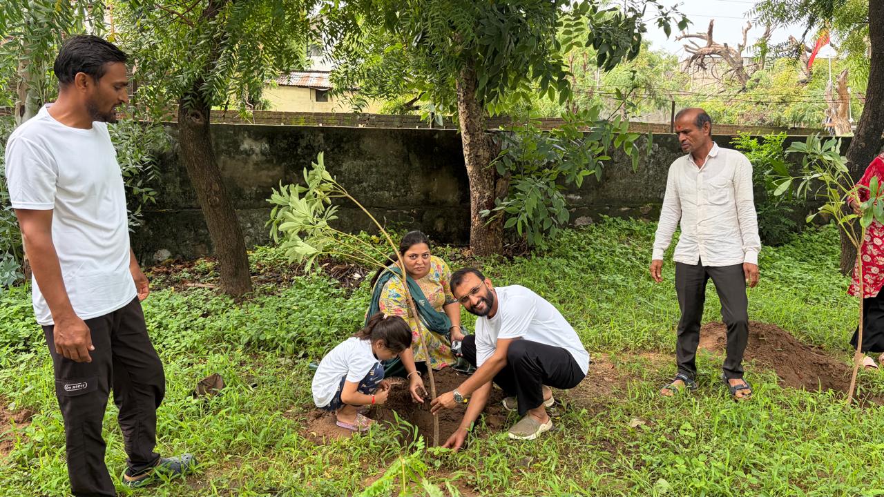 Dalvada Plantation Drive — community volunteers