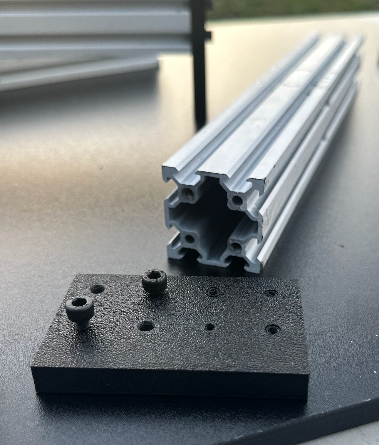 Positioning and fastening the 4040 bracket