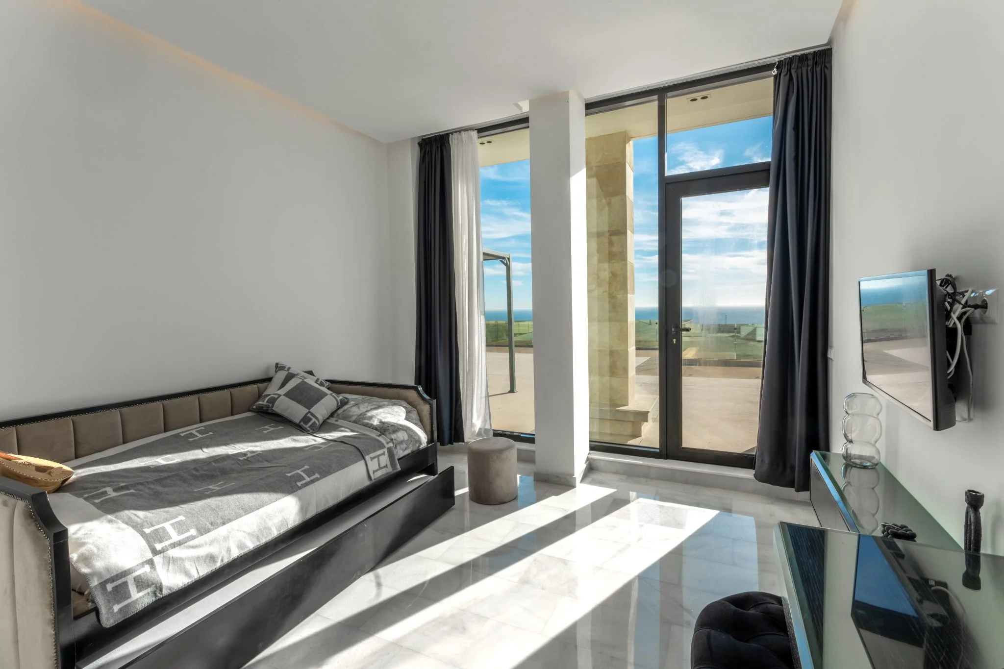 Piscine à débordement villa de luxe