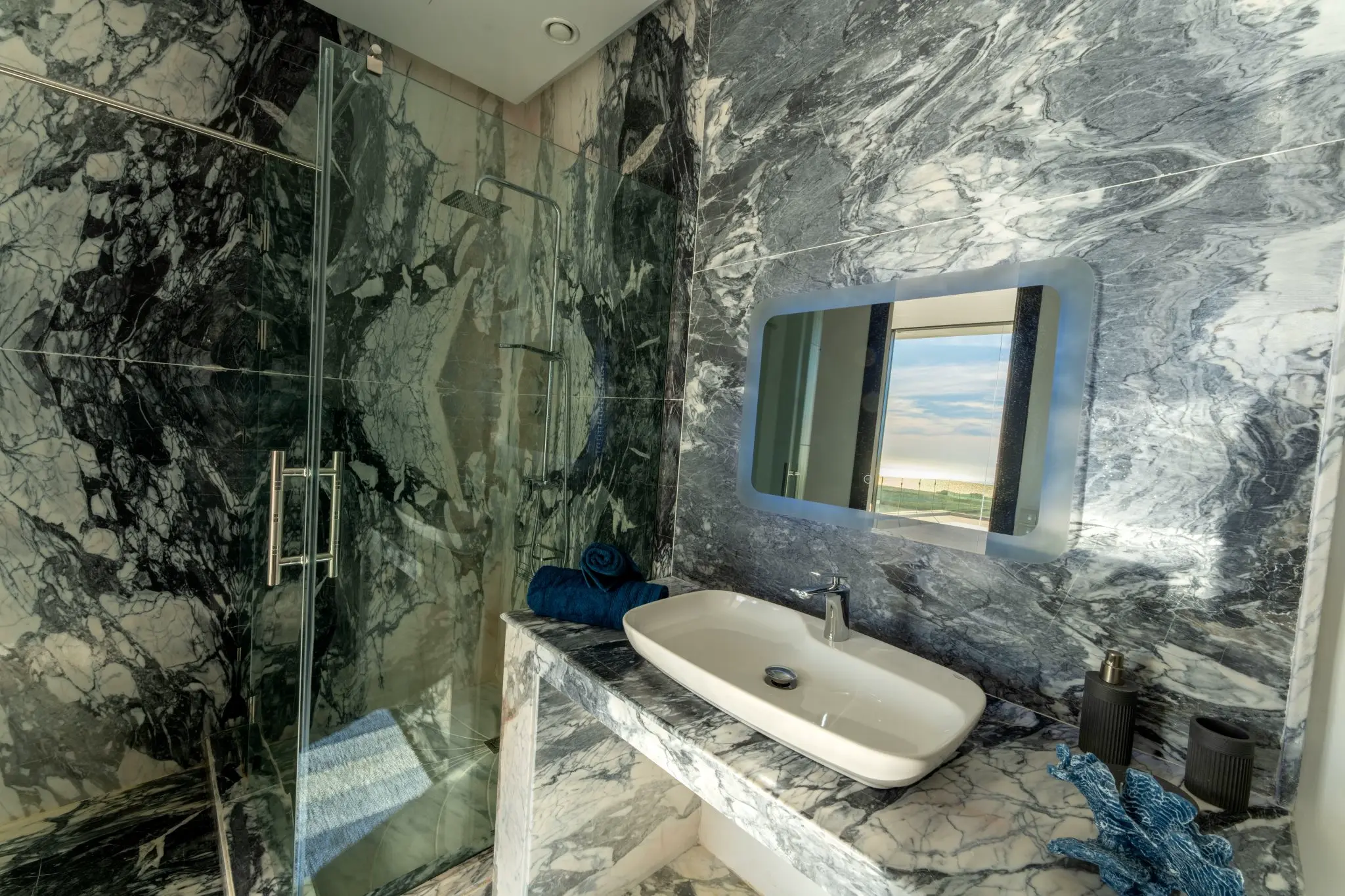 Piscine à débordement villa de luxe