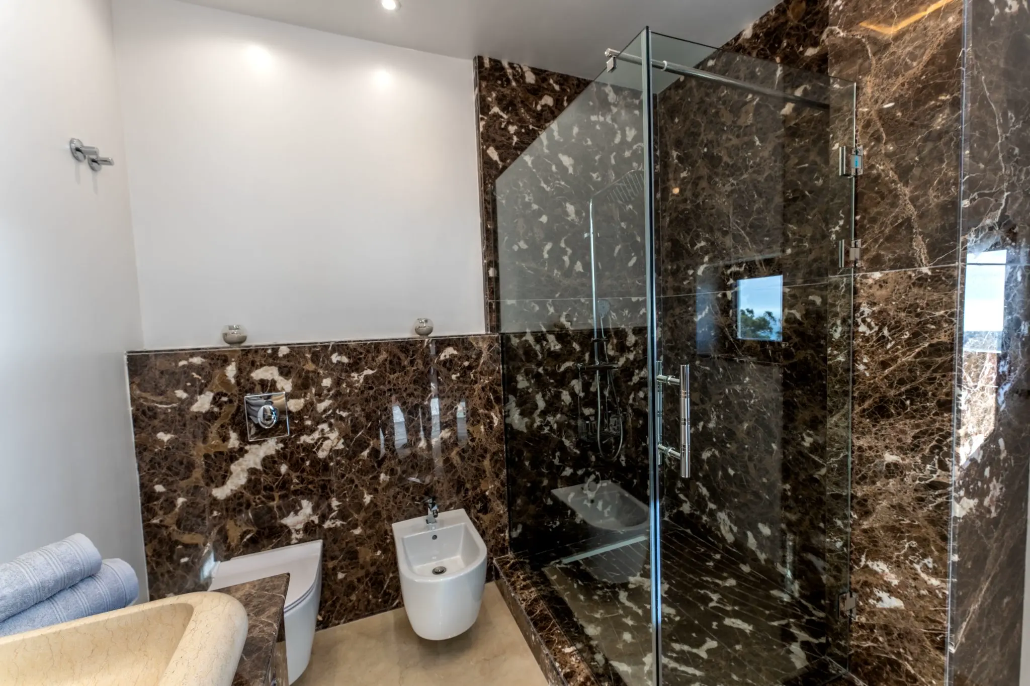 Piscine à débordement villa de luxe