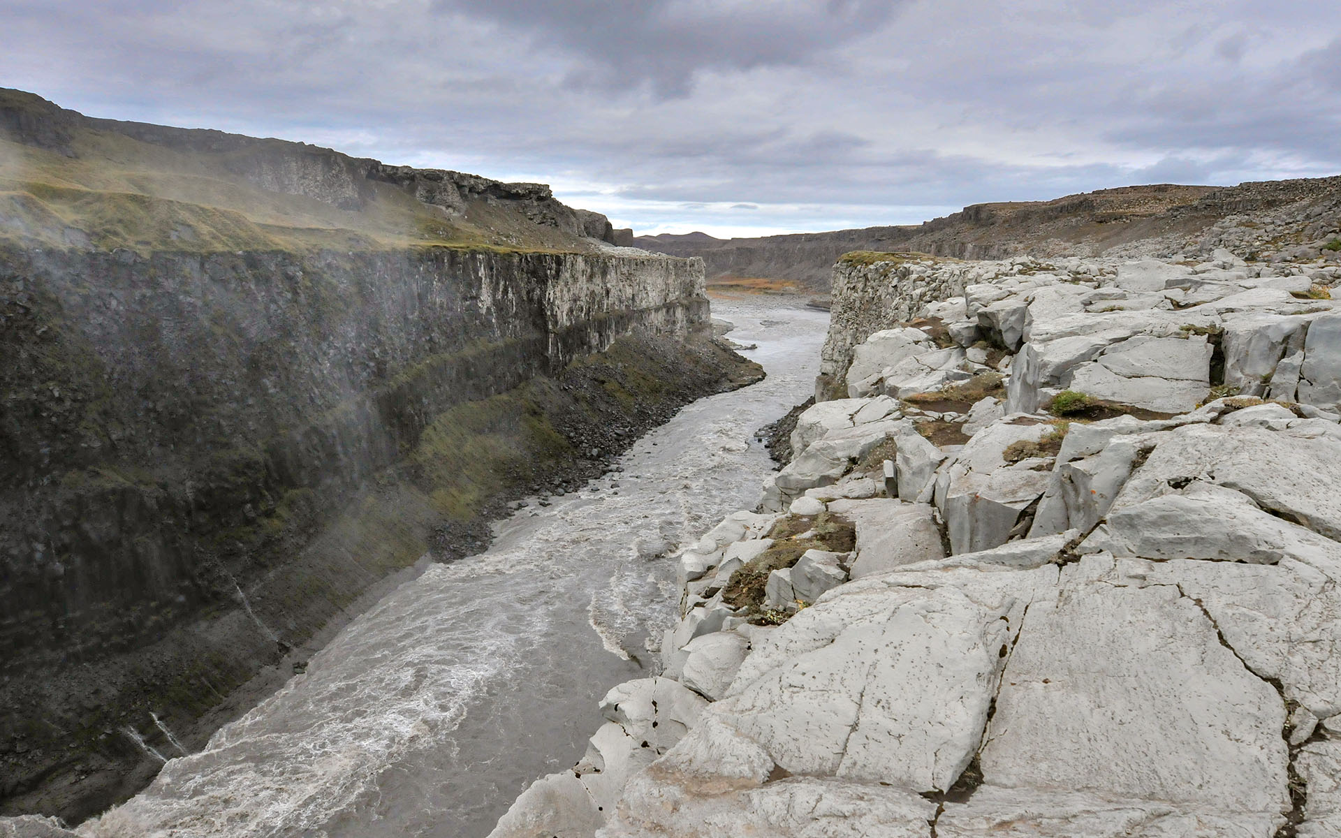 2010.09_Cloudy-Sky_Dettifoss_Vatnajokull-National-Park_Northeastern-Region_Iceland_02