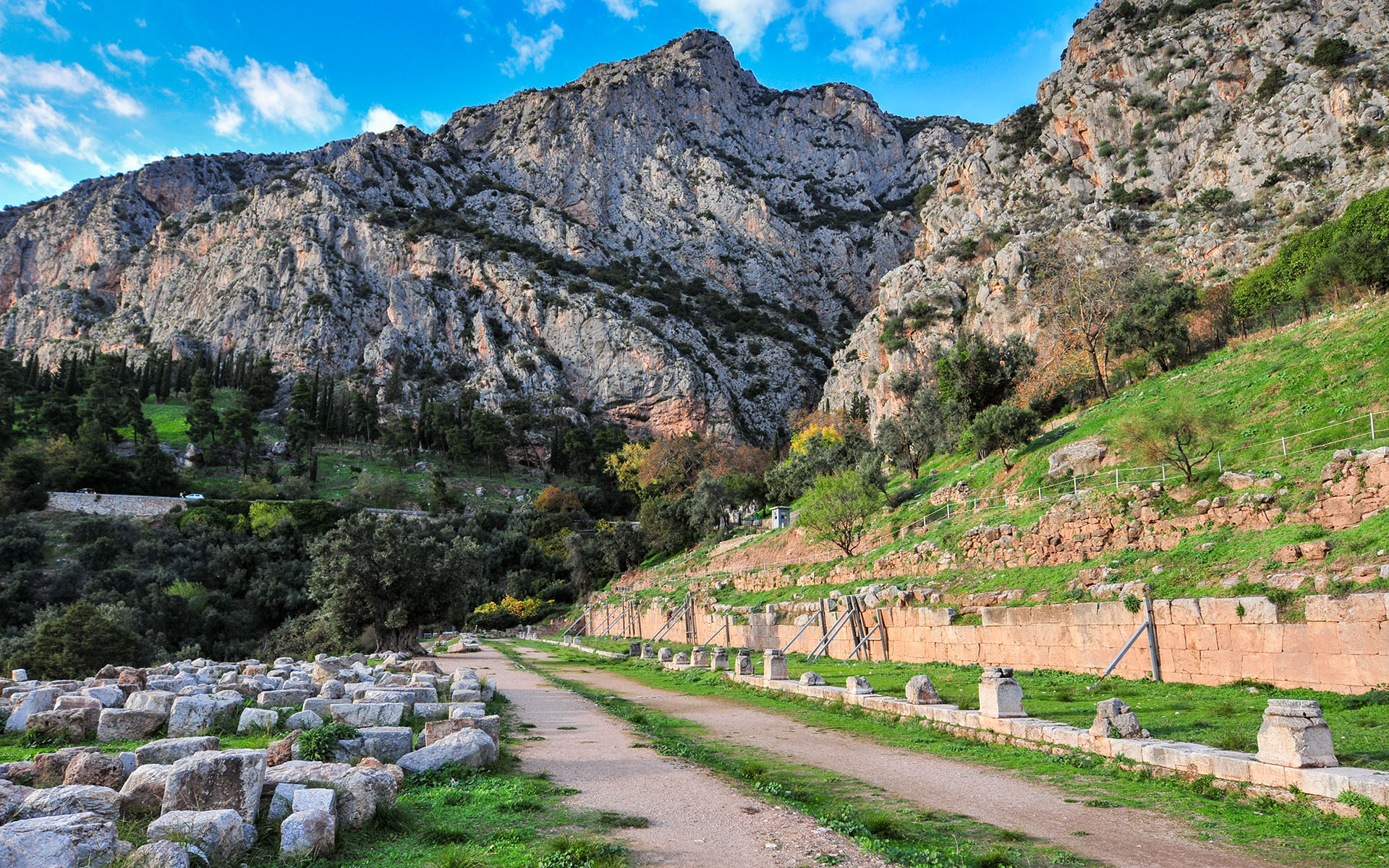 2010.11_Delphi-Archaeological-Museum_Delphi_Central-Greece_Greece_01