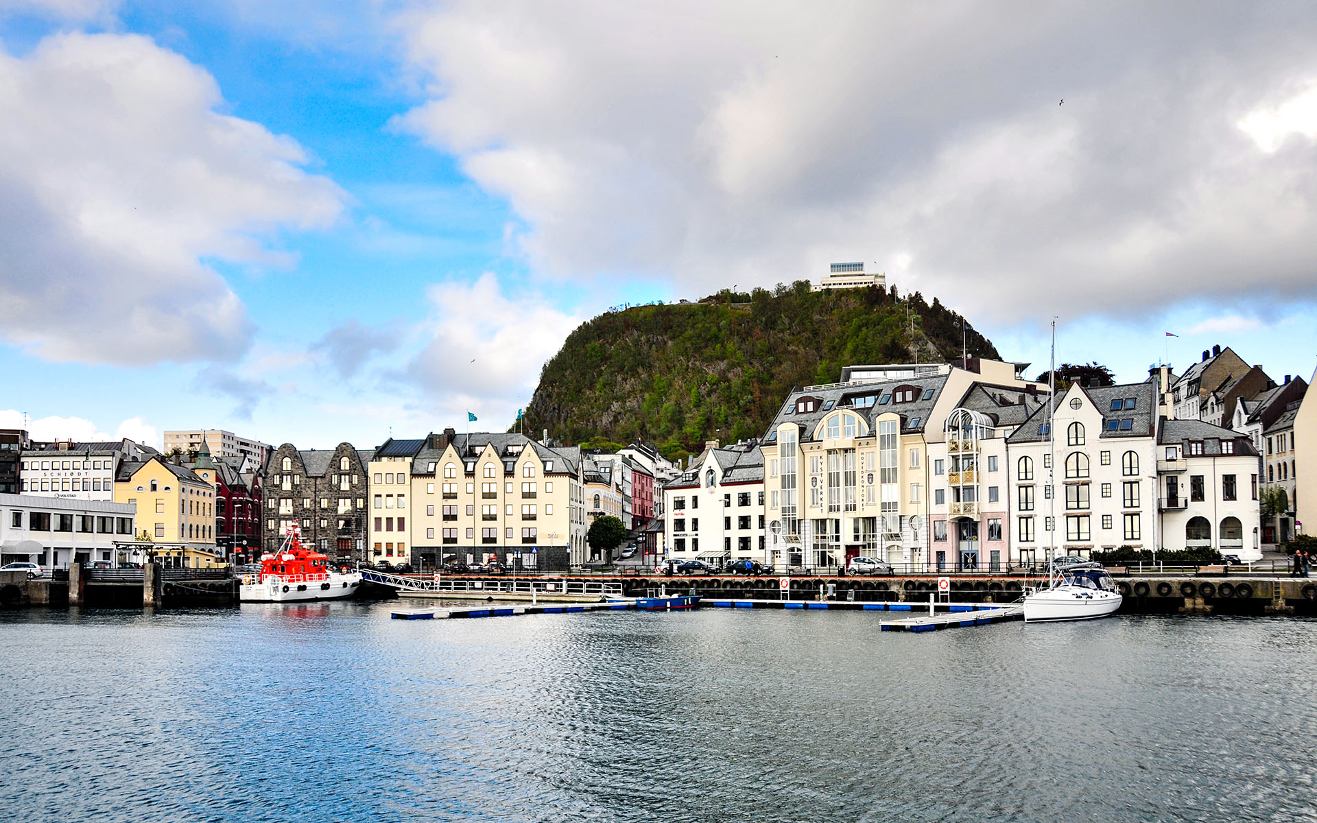 2012.05_Downtown_Alesund_More-og-Romsdal_Norway_04