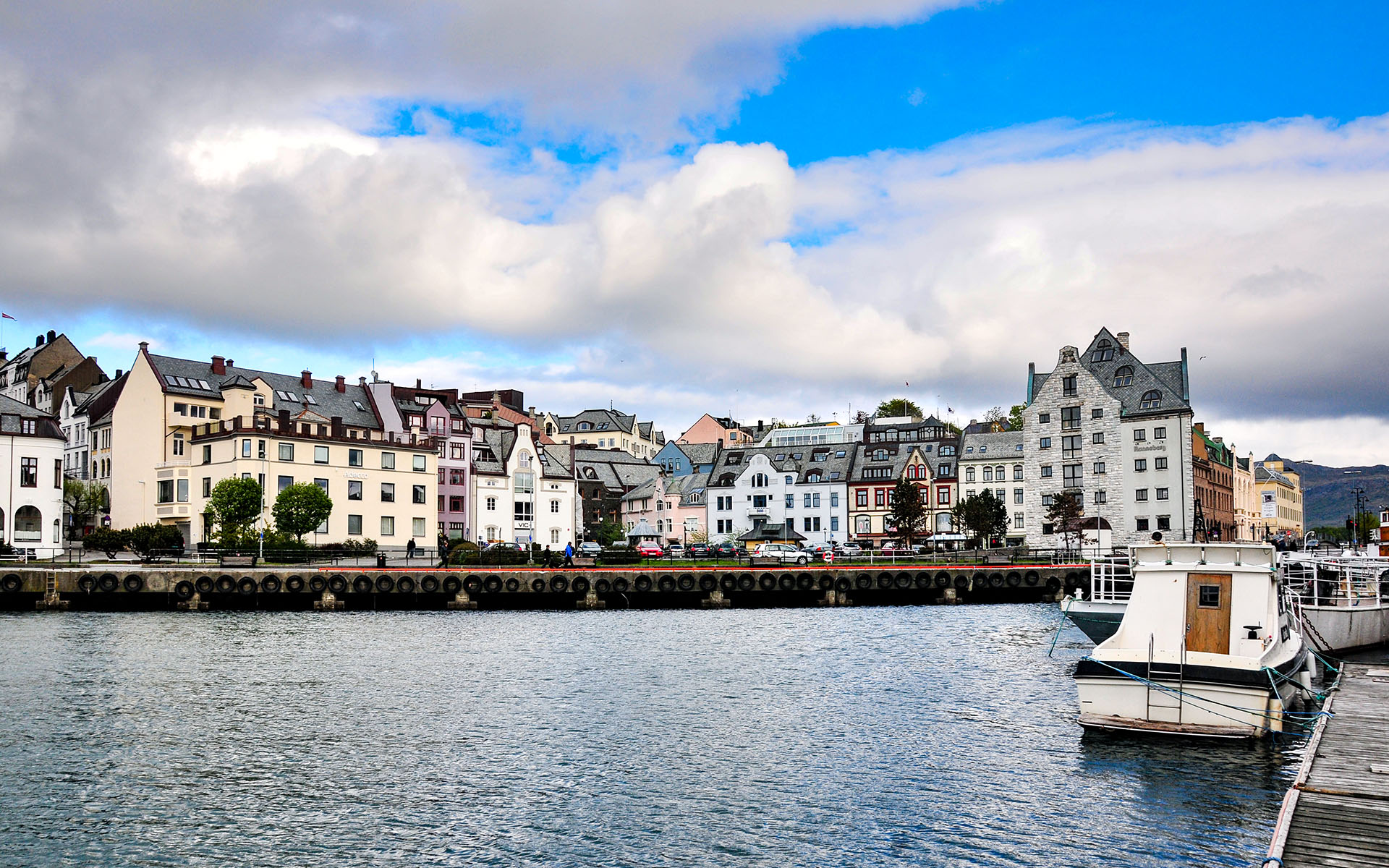 2012.05_Downtown_Alesund_More-og-Romsdal_Norway_05