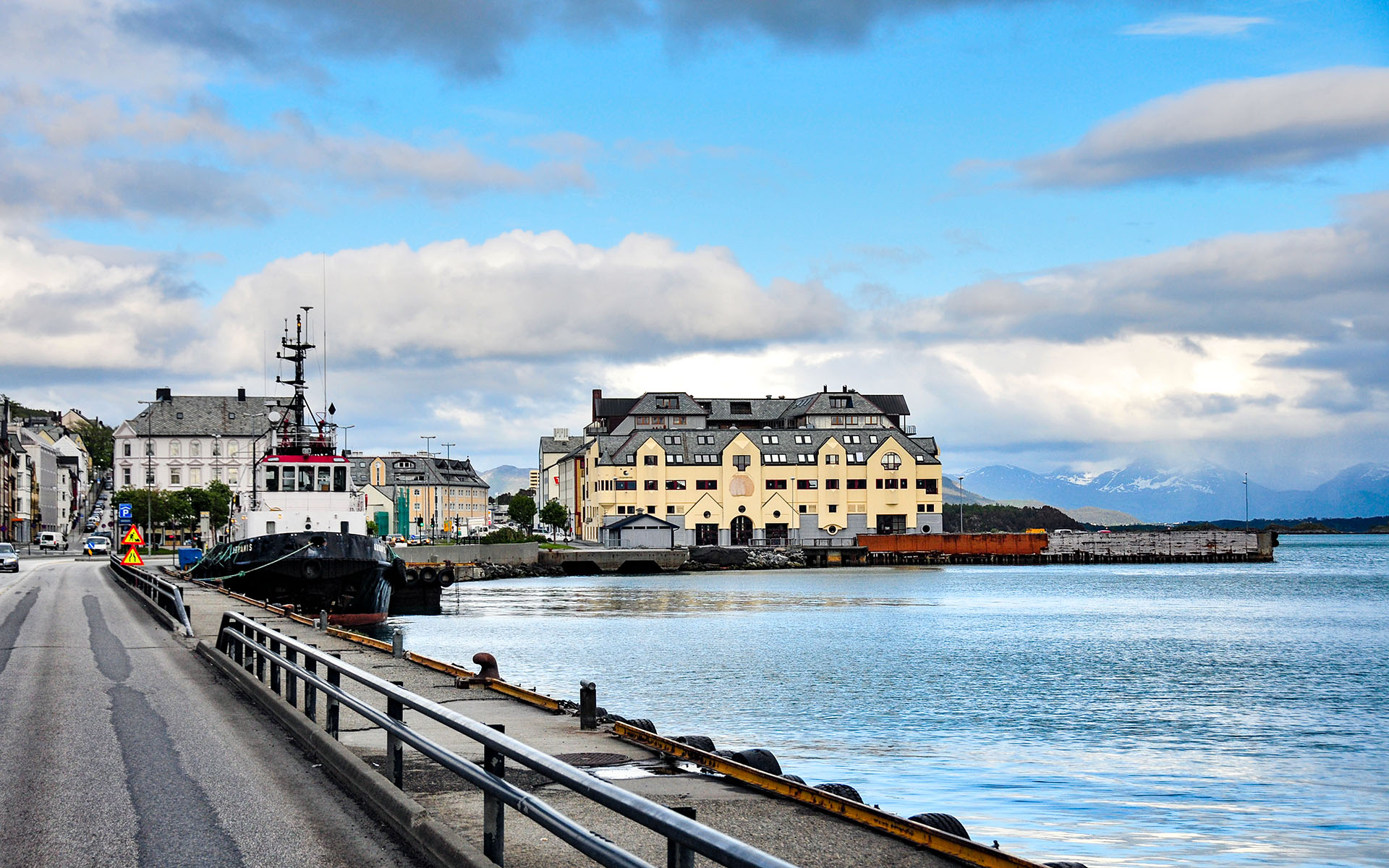 2012.05_Downtown_Alesund_More-og-Romsdal_Norway_07
