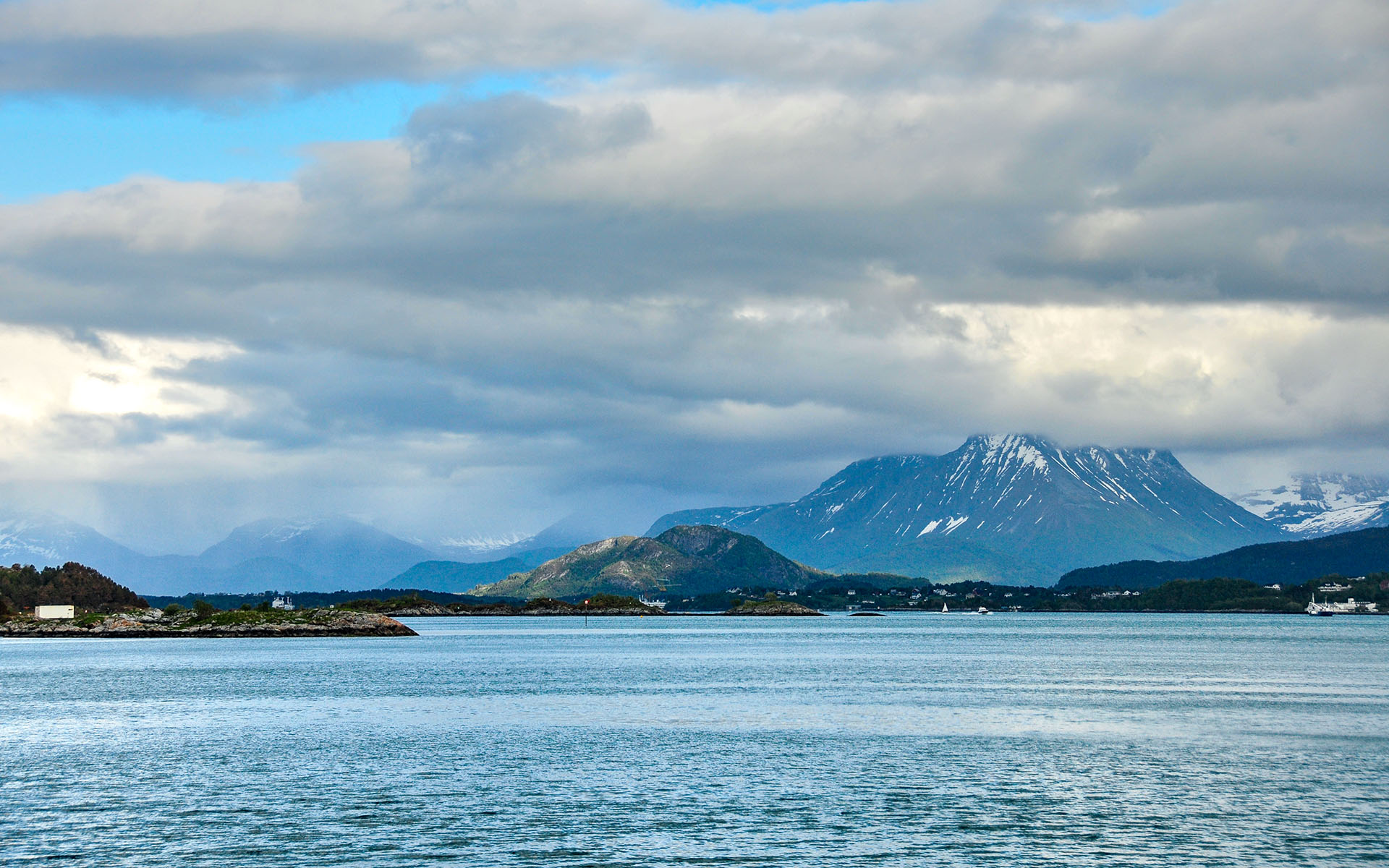 2012.05_Downtown_Alesund_More-og-Romsdal_Norway_08
