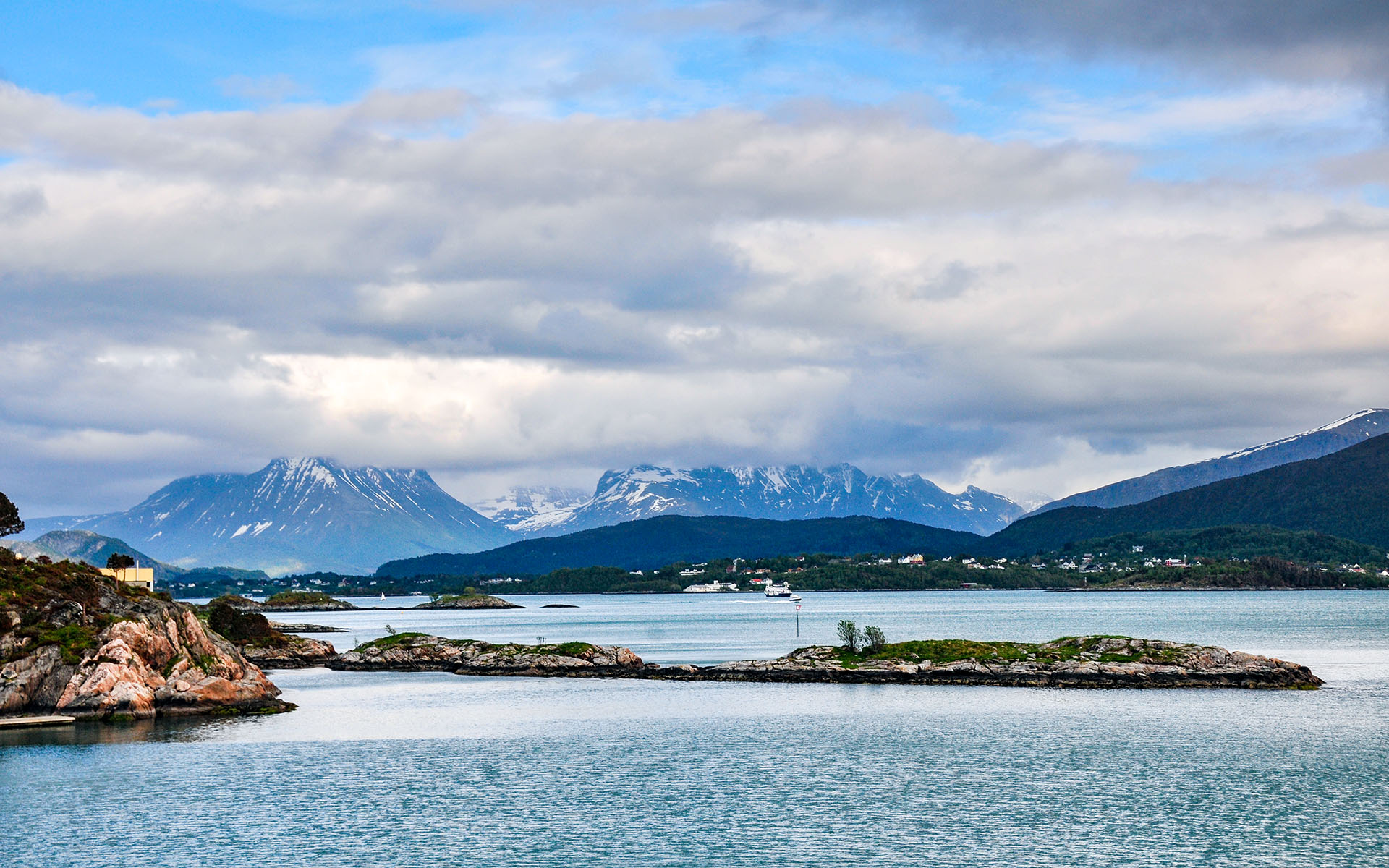 2012.05_Downtown_Alesund_More-og-Romsdal_Norway_09