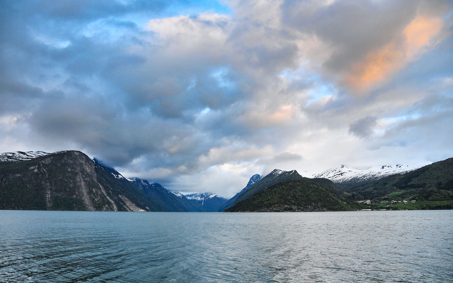 2012.05_Liabygda-Ferjekai_Liabygda_More-og-Romsdal_Norway_04