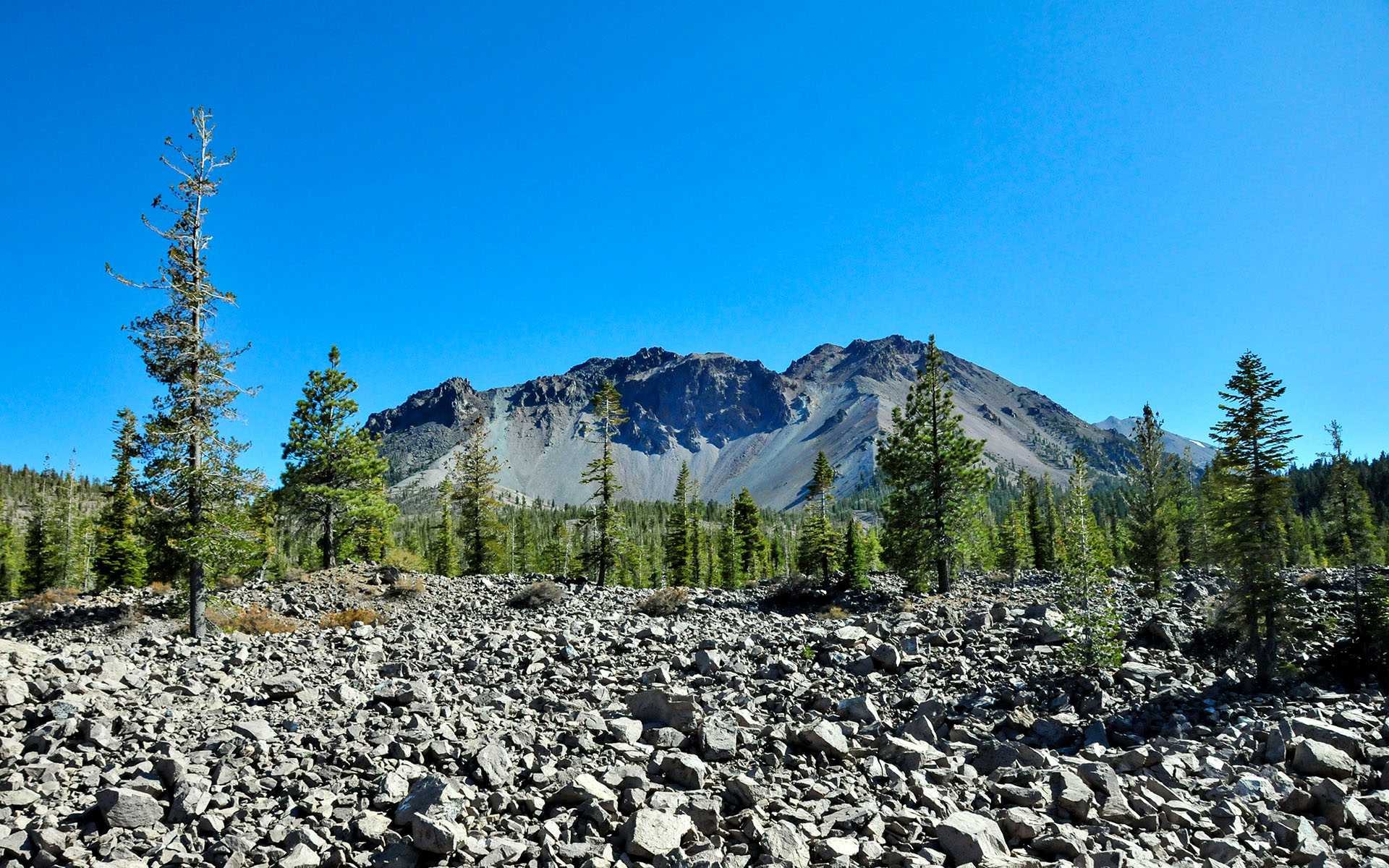 2017.10_Chaos-Crags_Lassen-Volcanic-National-Park_California_USA_01