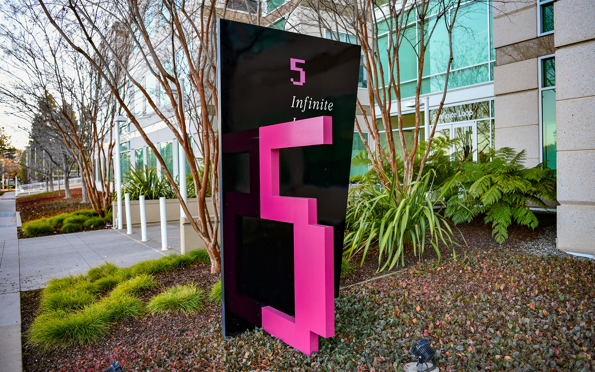 2020.01_Apple-Infinite-Loop_Cupertino_California_USA_08