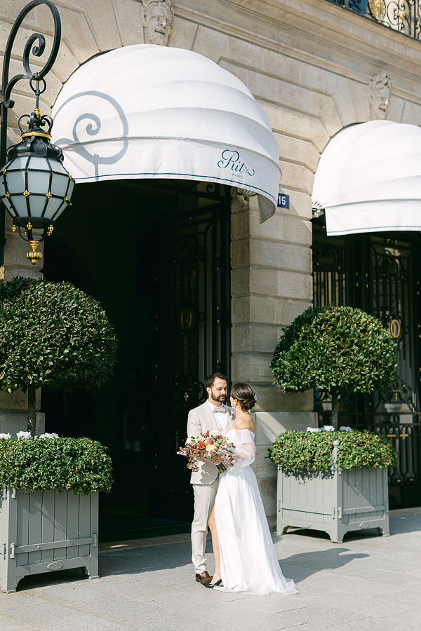 Mariés devant le Ritz Hôtel à Paris