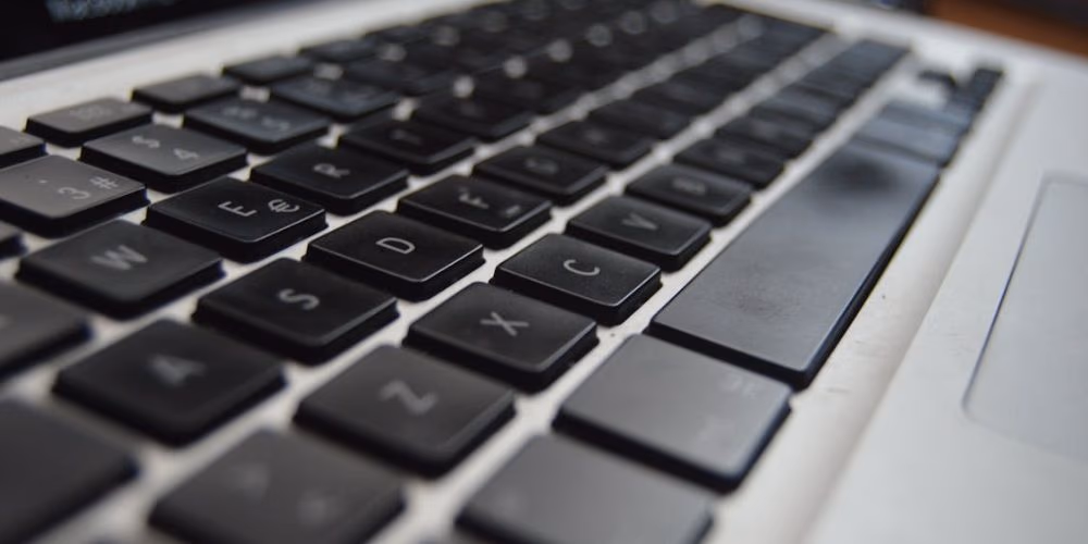 Cara mudah matiin keyboard internal secara permanen di Windows 11