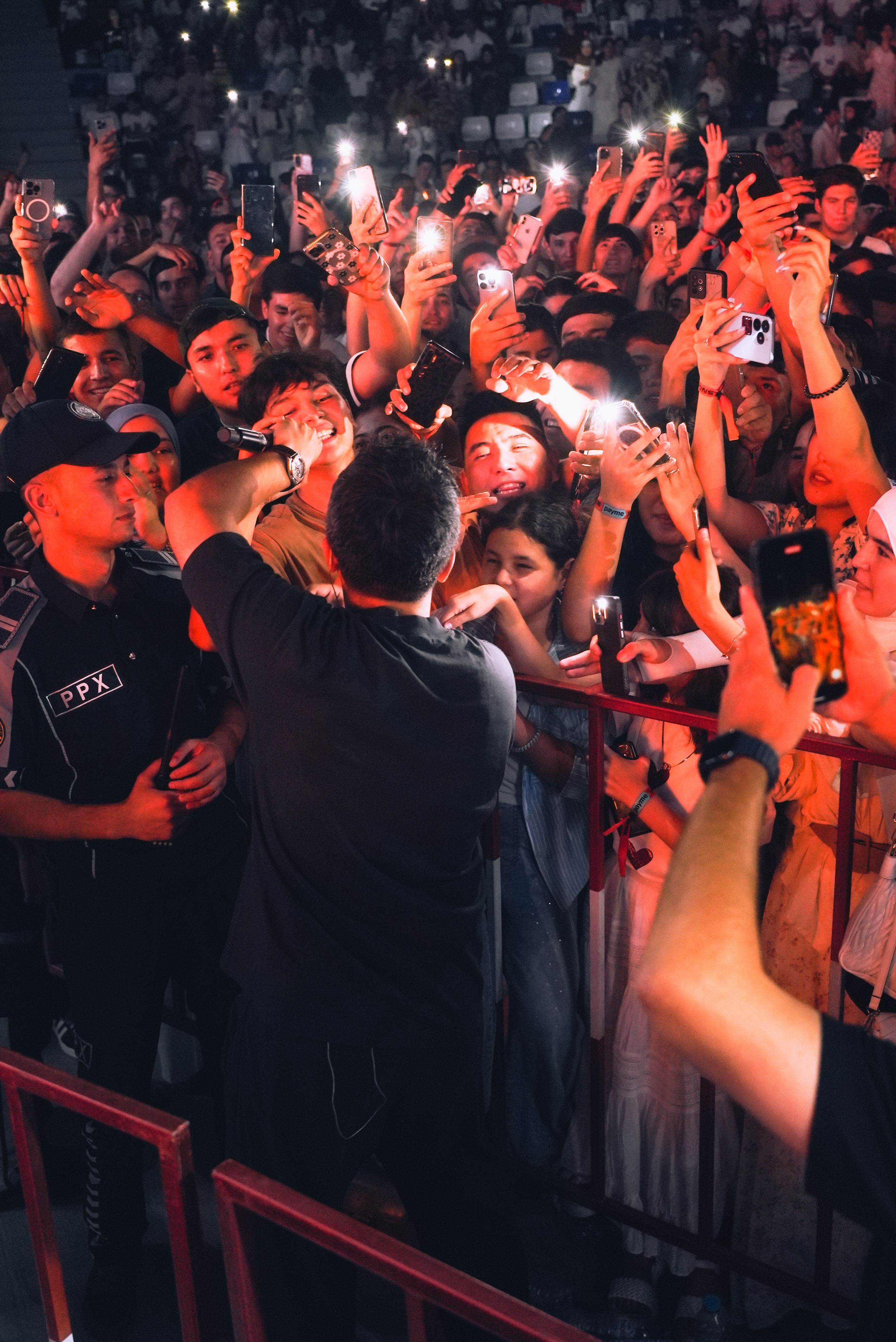 Konsert sahnasidan kadr 1