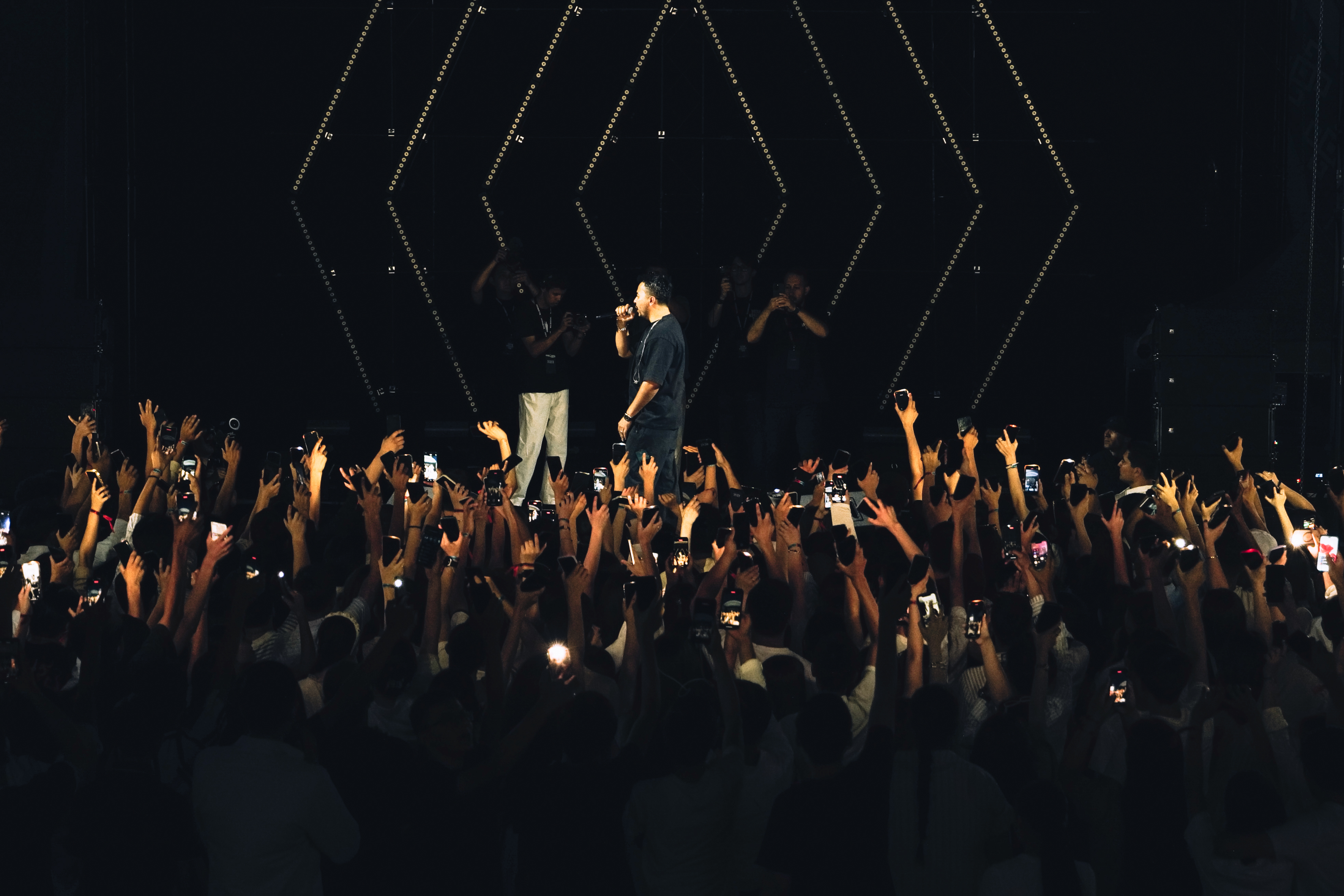 Konsert sahnasidan kadr 2