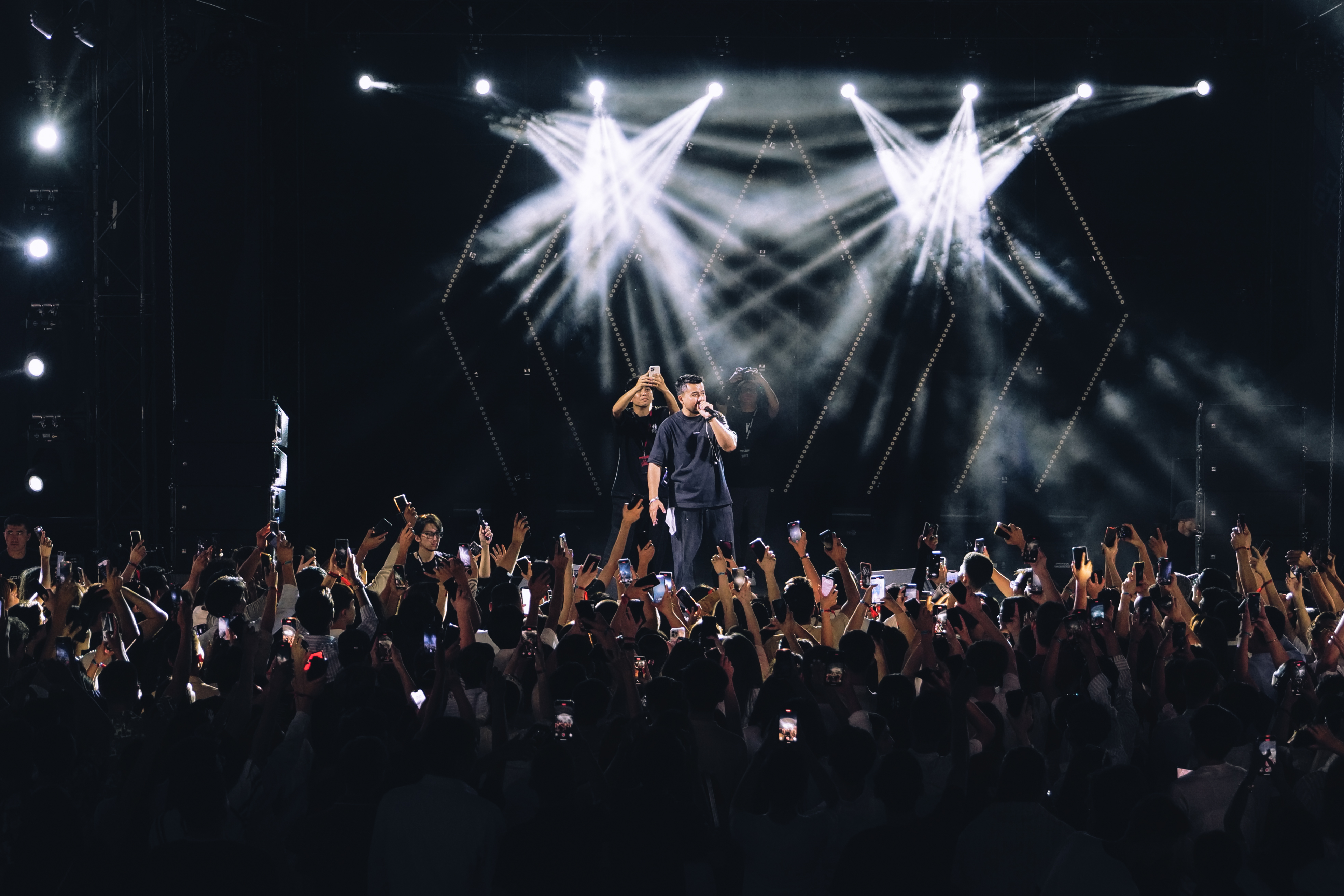 Konsert sahnasidan kadr 4