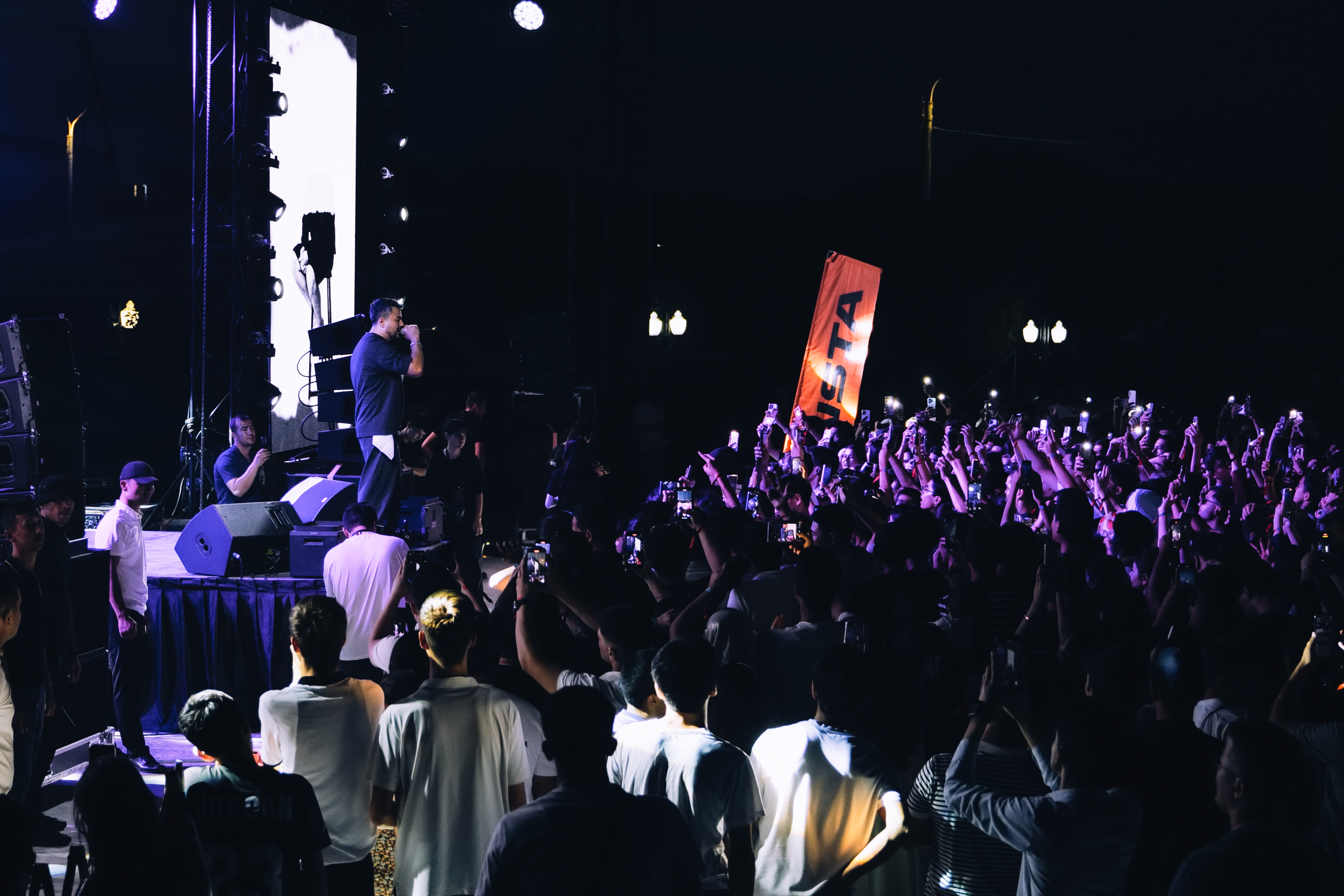 Konsert sahnasidan kadr 7