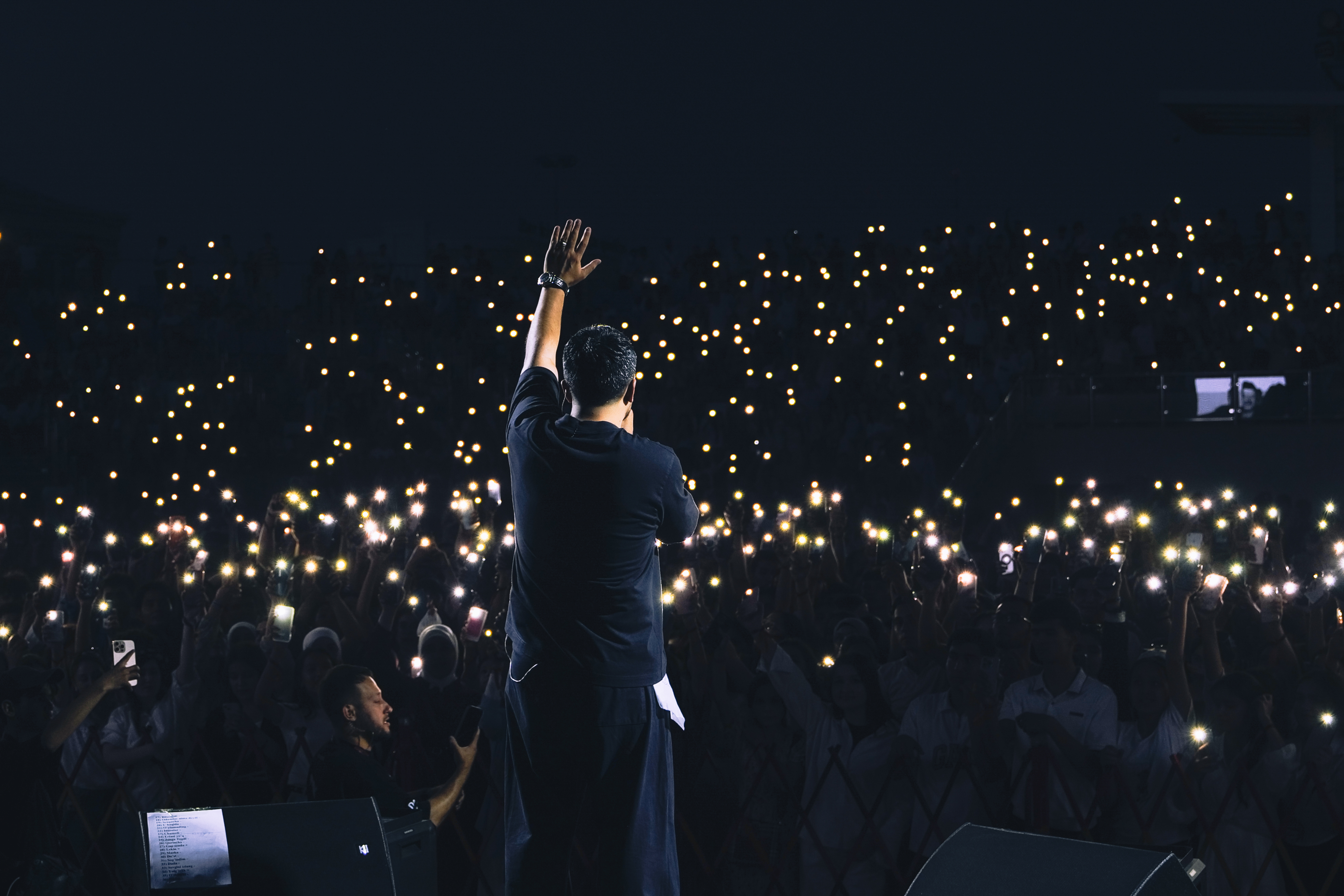 Konsert sahnasidan kadr 8