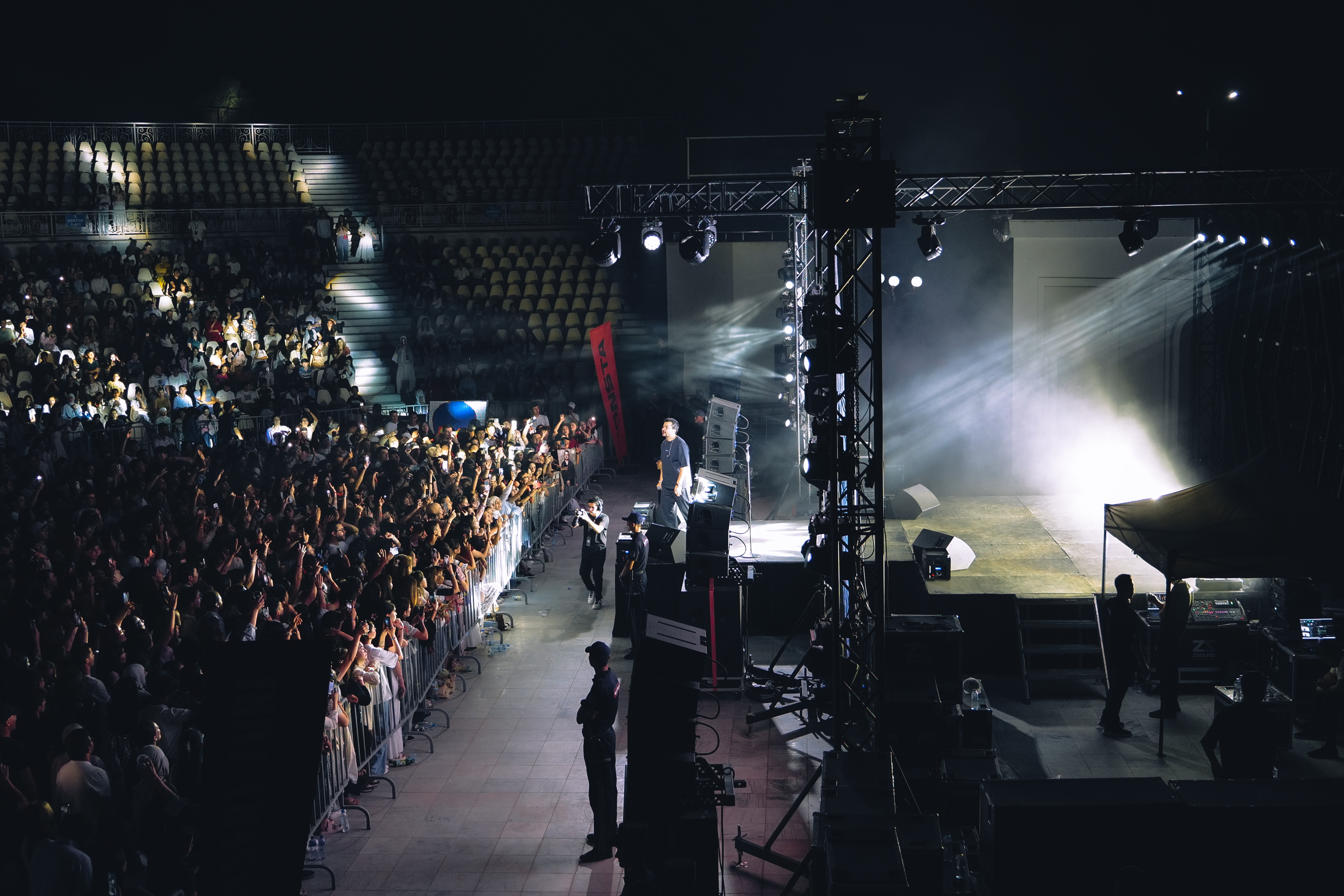 Konsert sahnasidan kadr 9