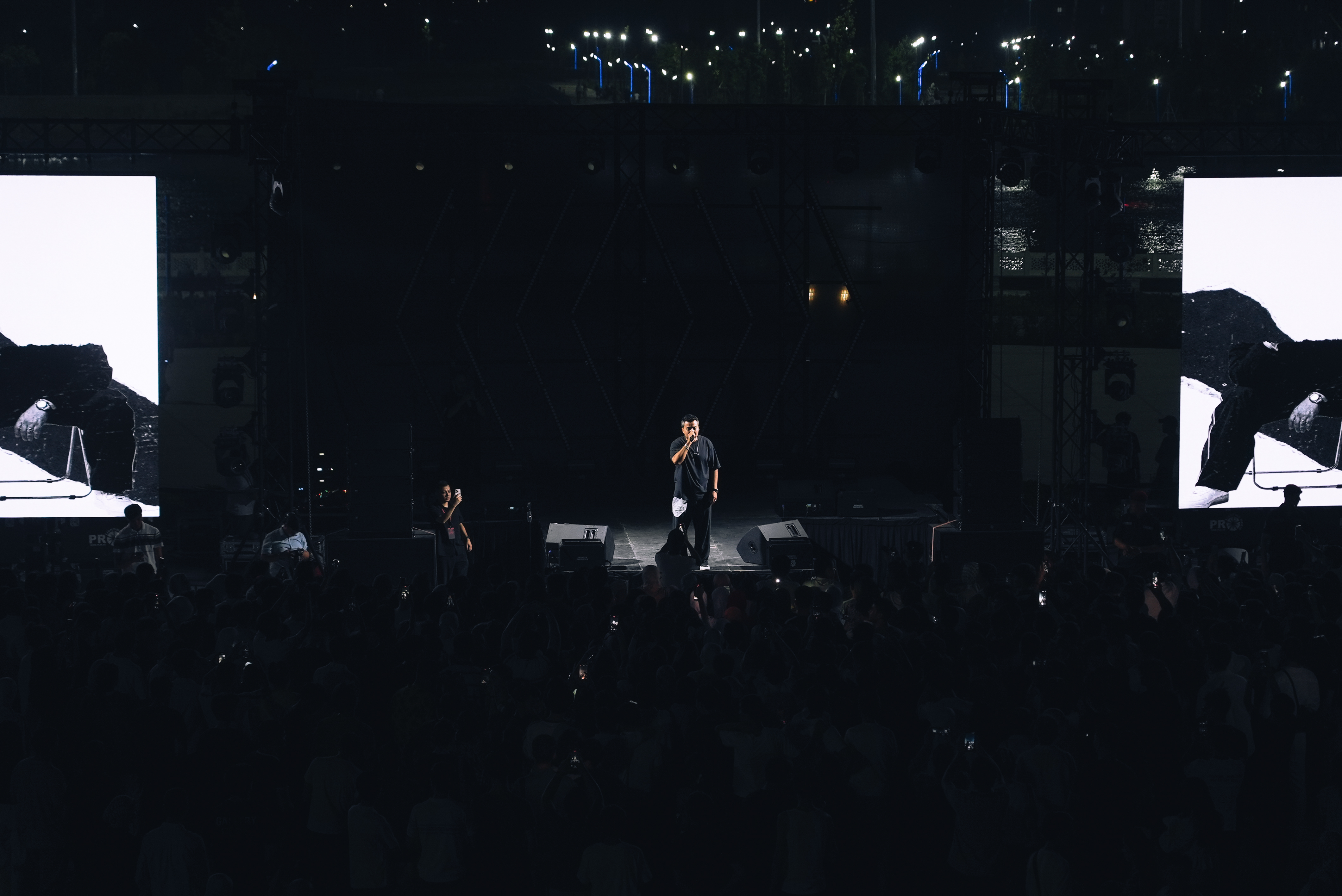 Konsert sahnasidan kadr 1