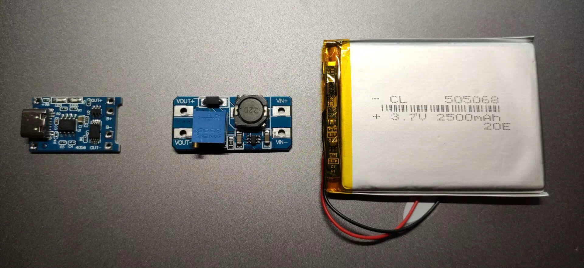 材料：锂电池充电+保护板 DC升压板 锂电池