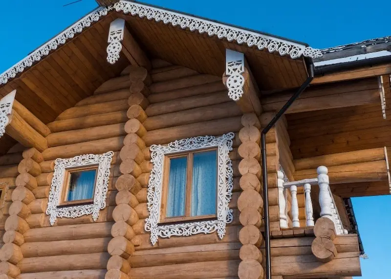 Деревянный дом с резными элементами