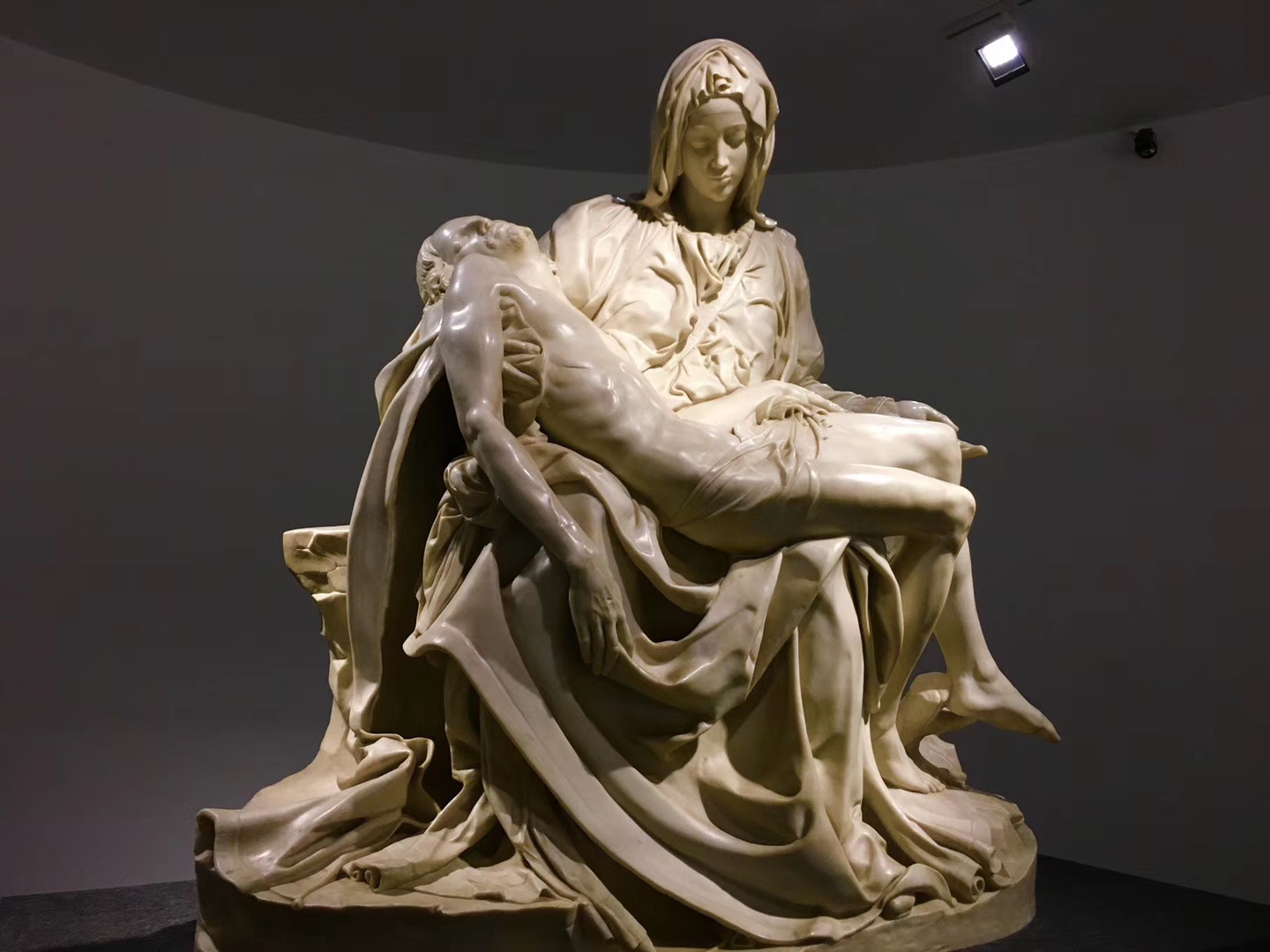 米开朗琪罗的“哀悼基督”，展览中最喜欢的作品之一，可惜只是复制品