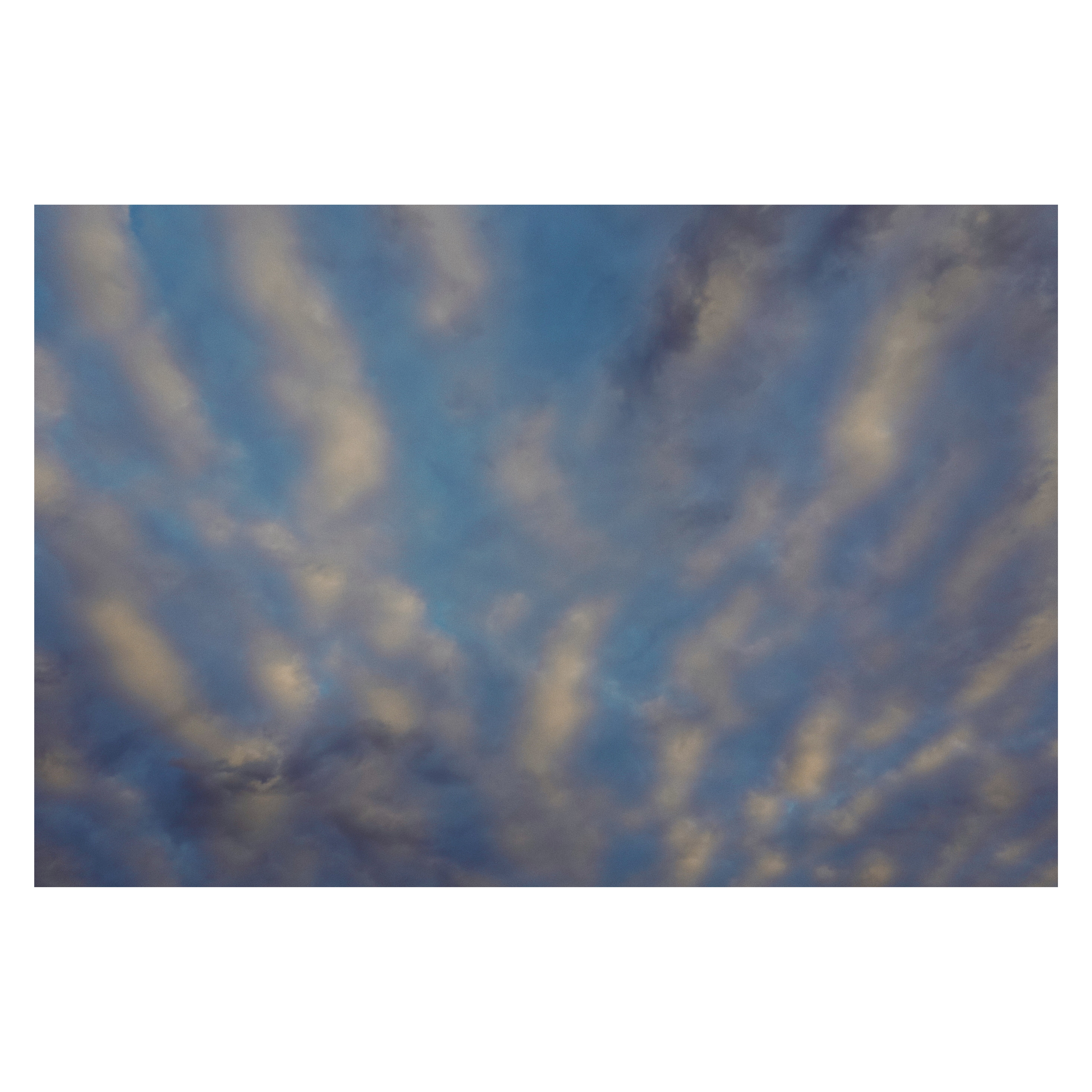 这个其实是W拍的水纹般的云啦,我也很喜欢,如果有胶卷的话可以弄个双重曝光,梦幻的感觉就更浓了