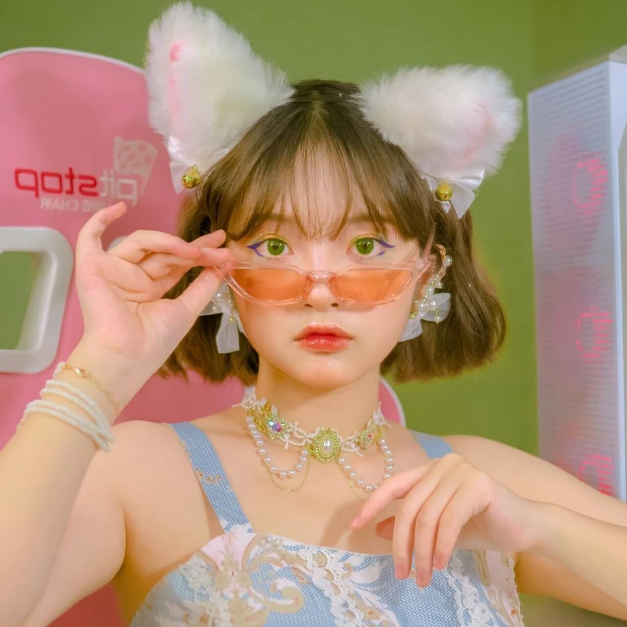 Sazumi Viki About Photo