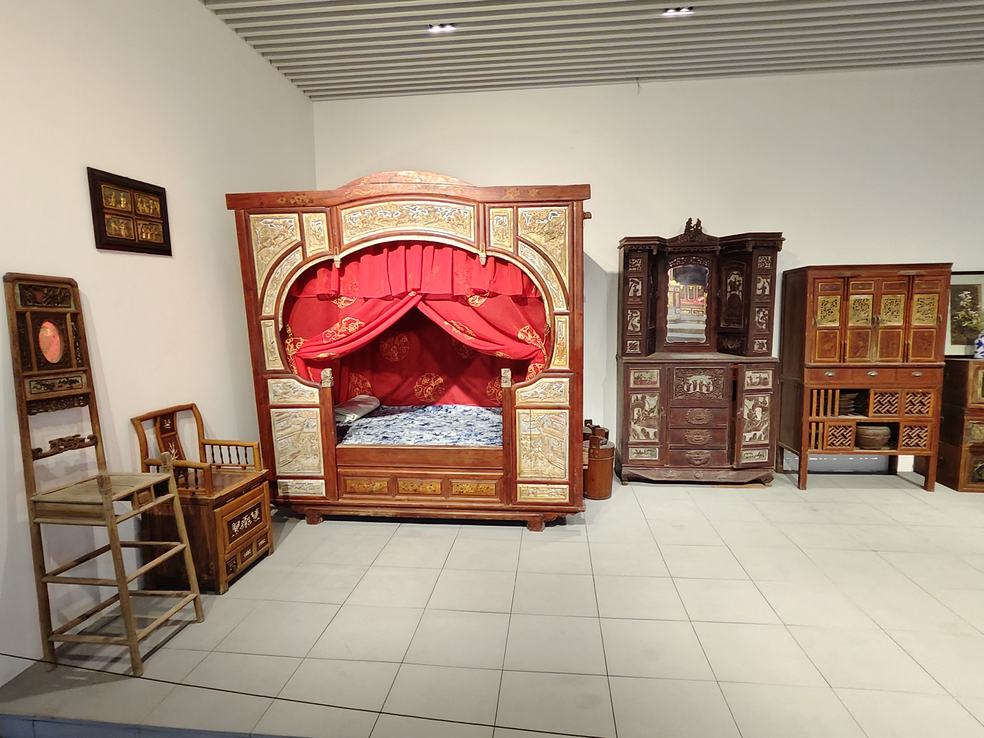图4：一套传统木家具