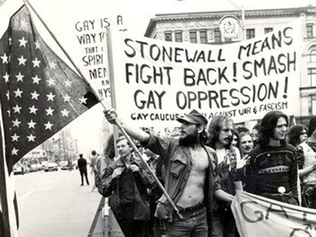 图中标语写着「石墙即是反击，粉碎同志压迫」