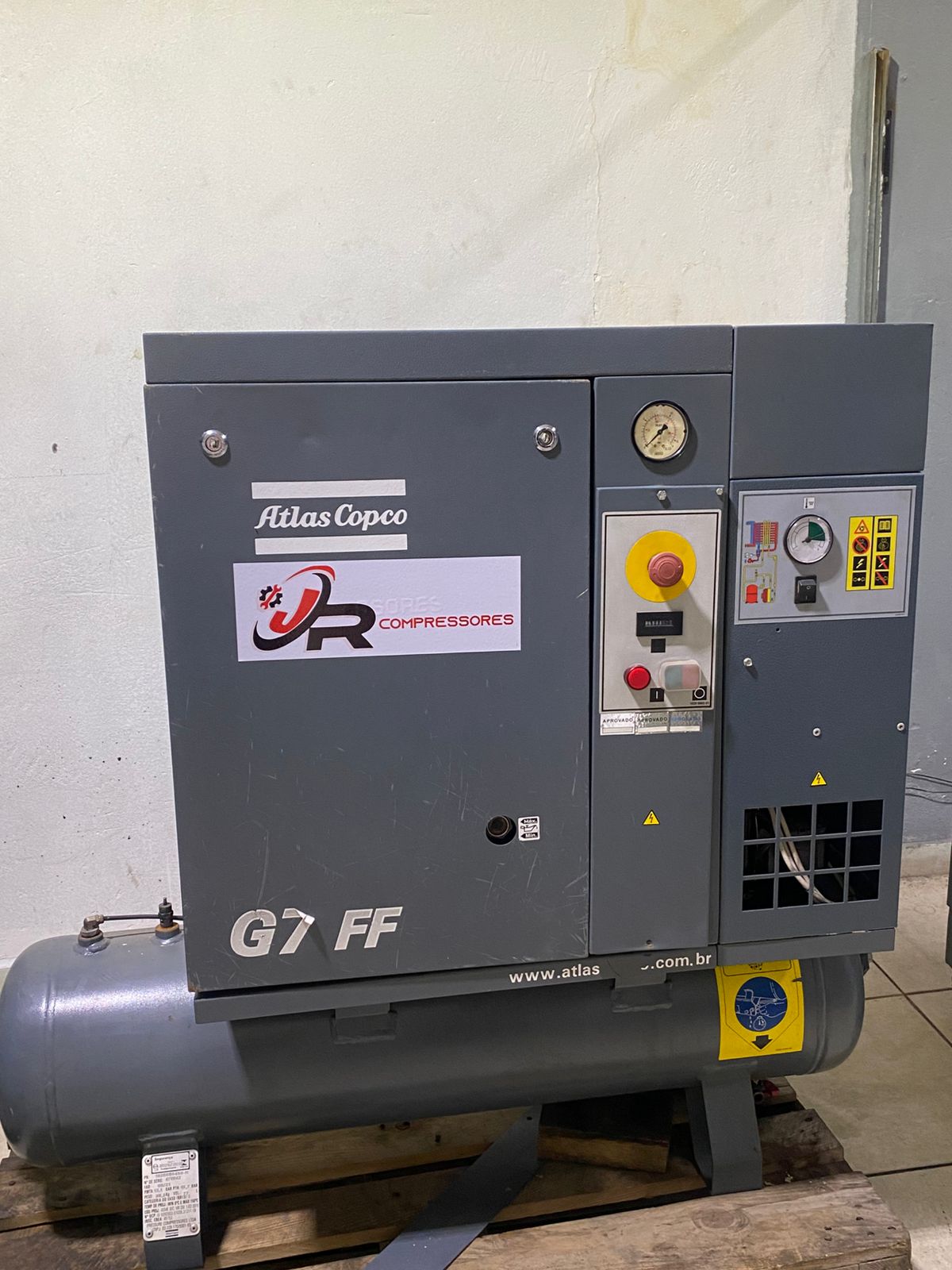 Técnico realizando manutenção em compressor