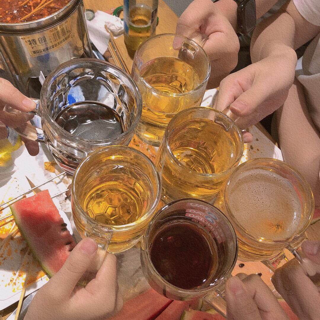 与朋友道别聚会撸串