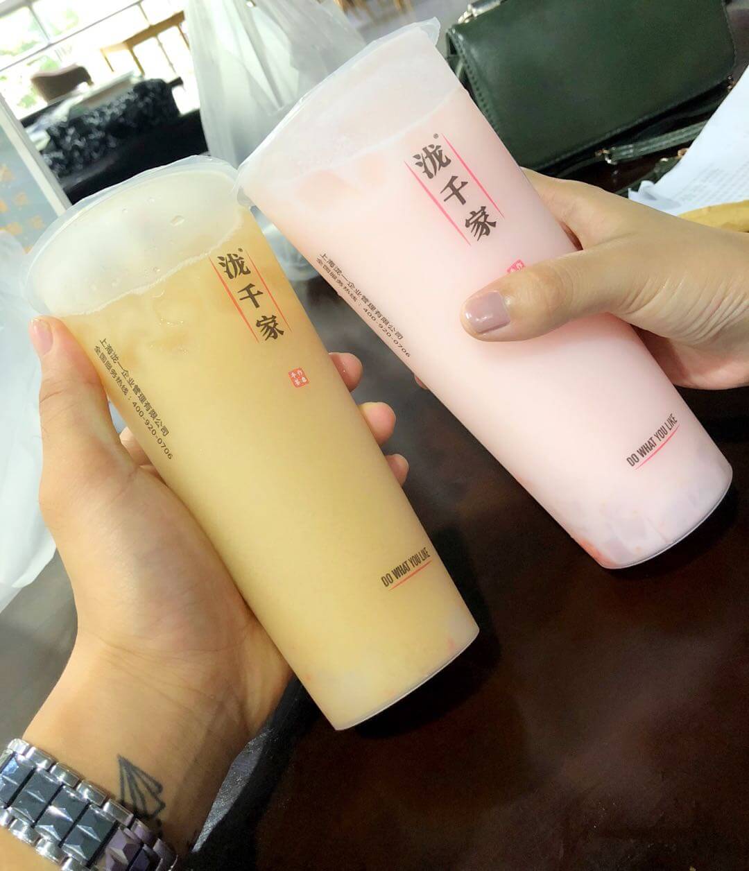 和女朋友一起喝泷千家