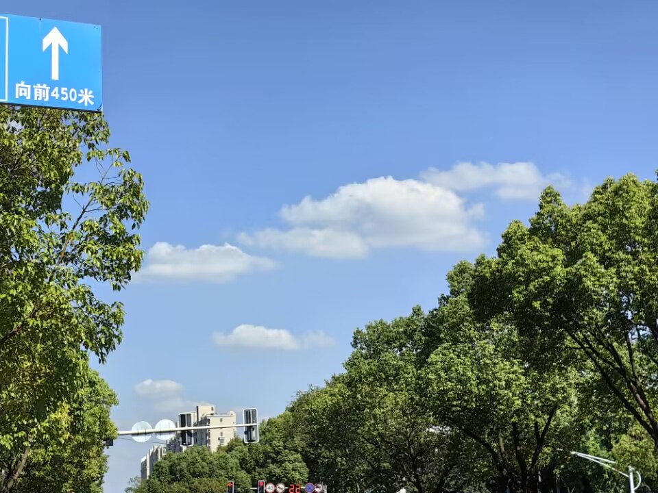 迈向稳健的超分辨成像：模式照明傅立叶平面摄影的低阶近似方法