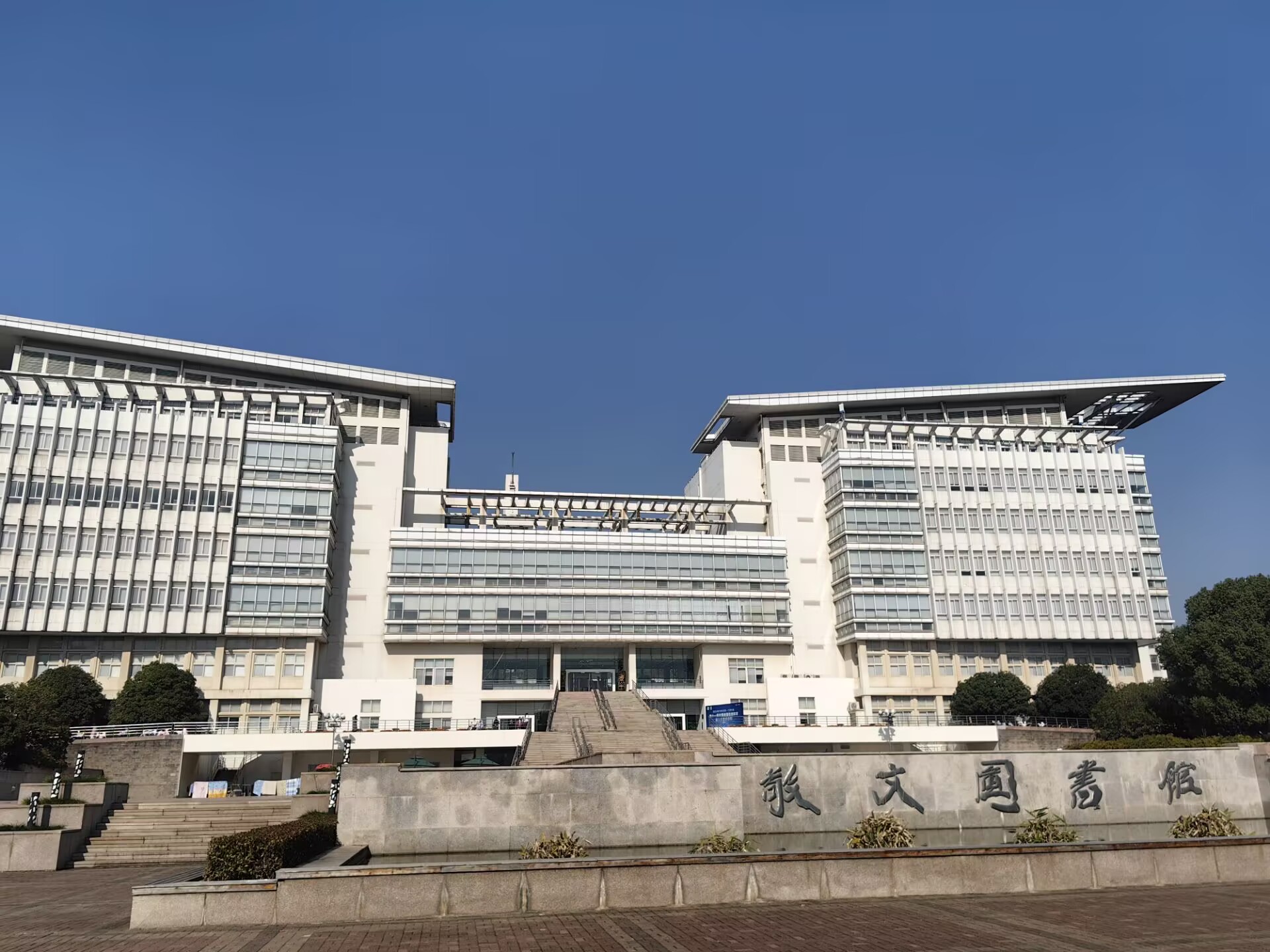 U2-Net：深入使用嵌套U结构进行显著目标检测