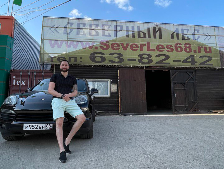 Илья у компании «Северный лес»