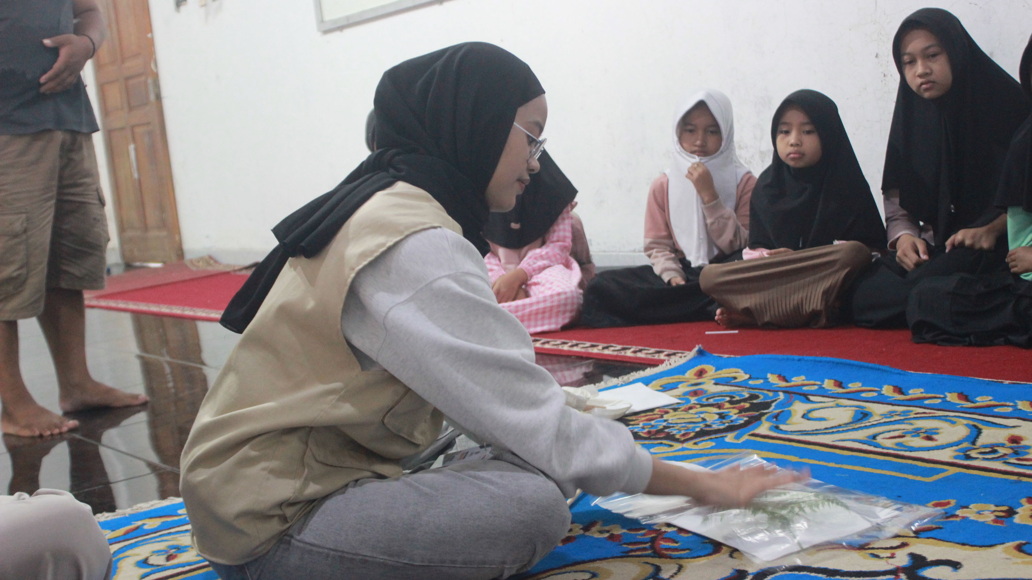 Jejak Alam Lestari. Pelatihan Ecoprint Kreatif: Menyulap Limbah Organik Menjadi Fesyen di Atas Totebag