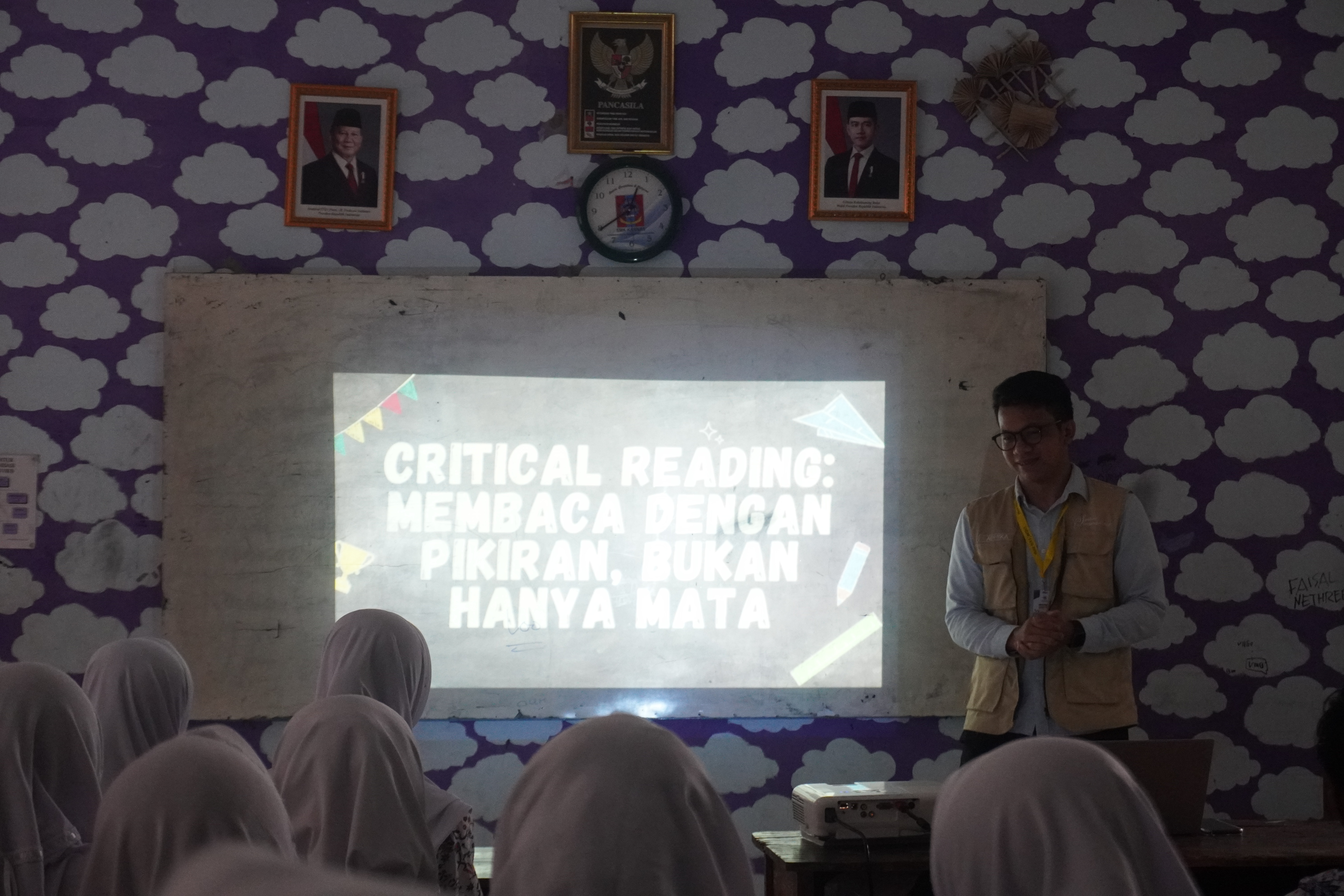 Membaca dengan Kritis: Teknik Membaca di Era Informasi Tak Terbatas