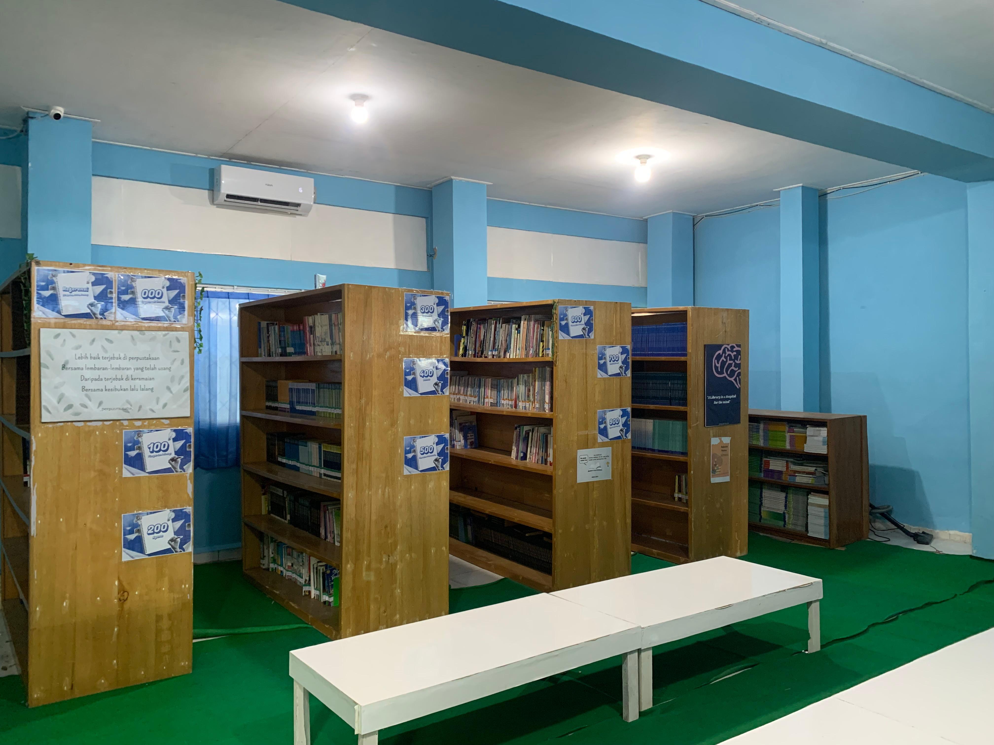 Tata Ruang Rak Koleksi DDC Perpustakaan SMP Muhammadiyah 1 Banjarbaru