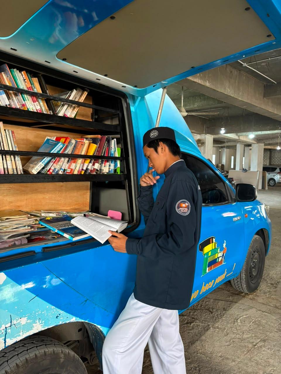 Kegiatan Membaca di Perpustakaan Keliling