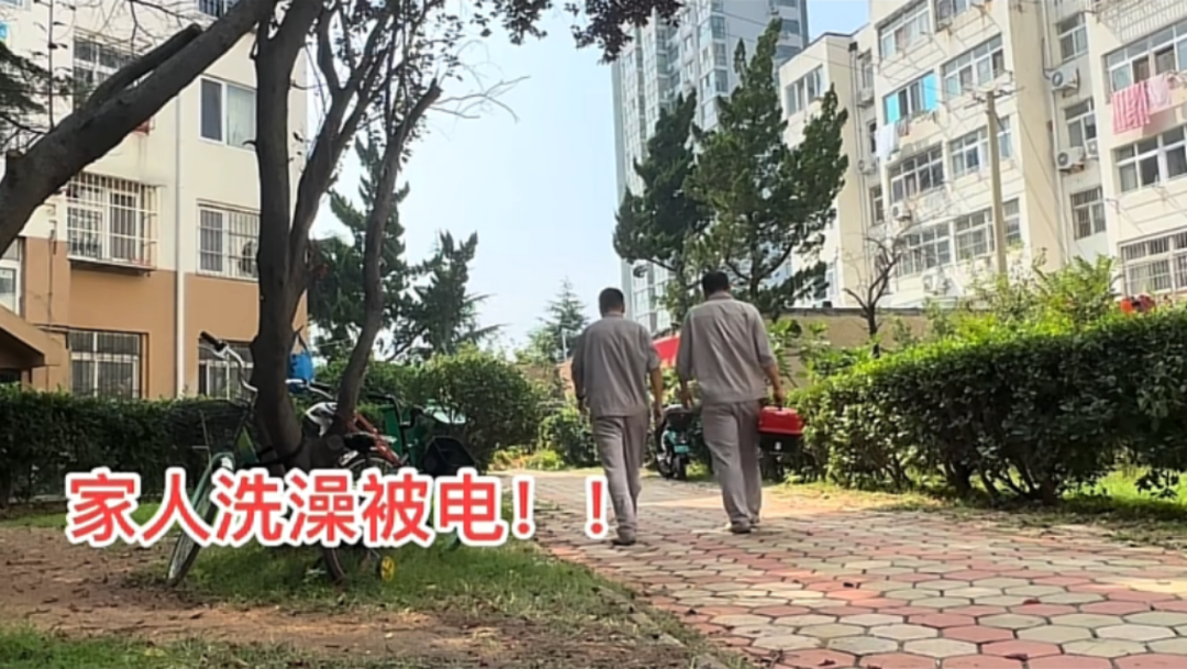 王建省（左）与他的同行朋友