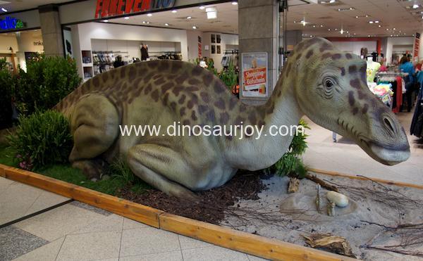 DWD1500 Maiasaura with baby nest